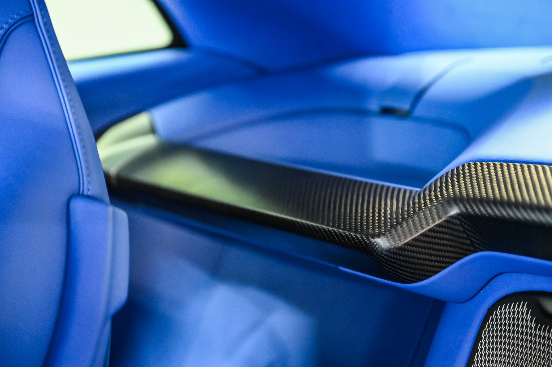 ASTON MARTIN Vanquish 5.2 V12 Bi-Turbo-image-40