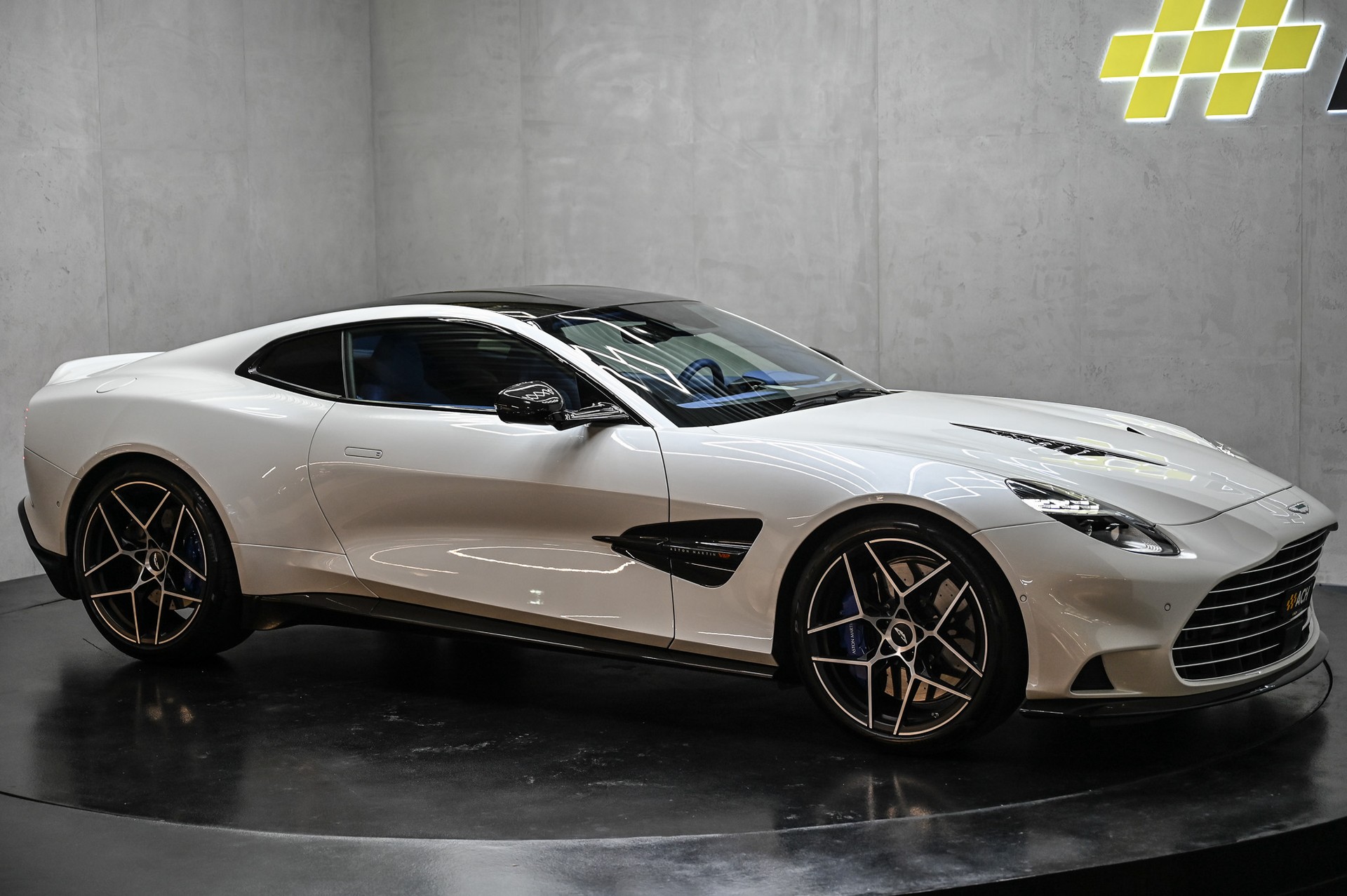 ASTON MARTIN Vanquish 5.2 V12 Bi-Turbo-image-11