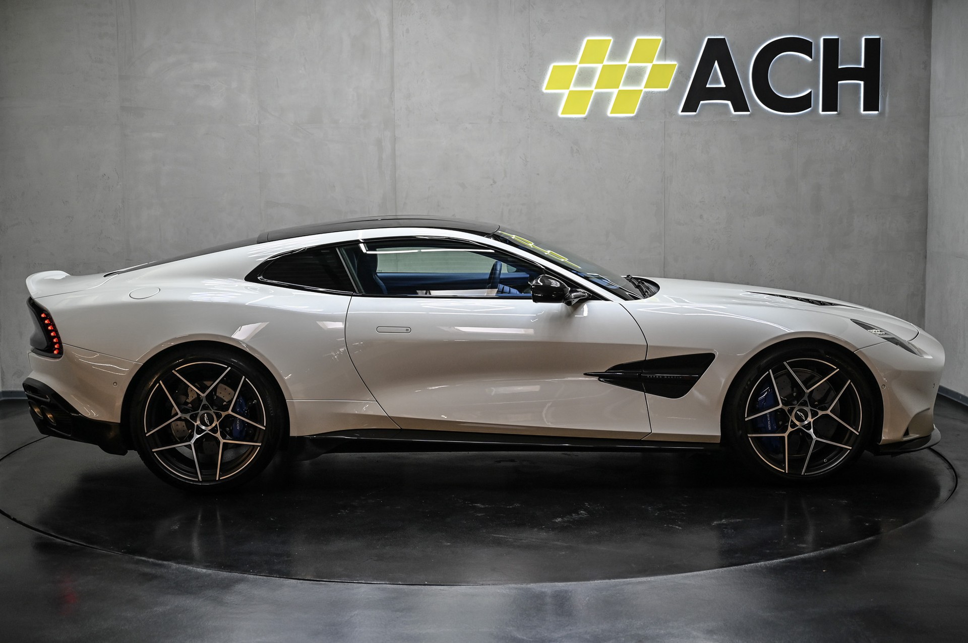 ASTON MARTIN Vanquish 5.2 V12 Bi-Turbo-image-10