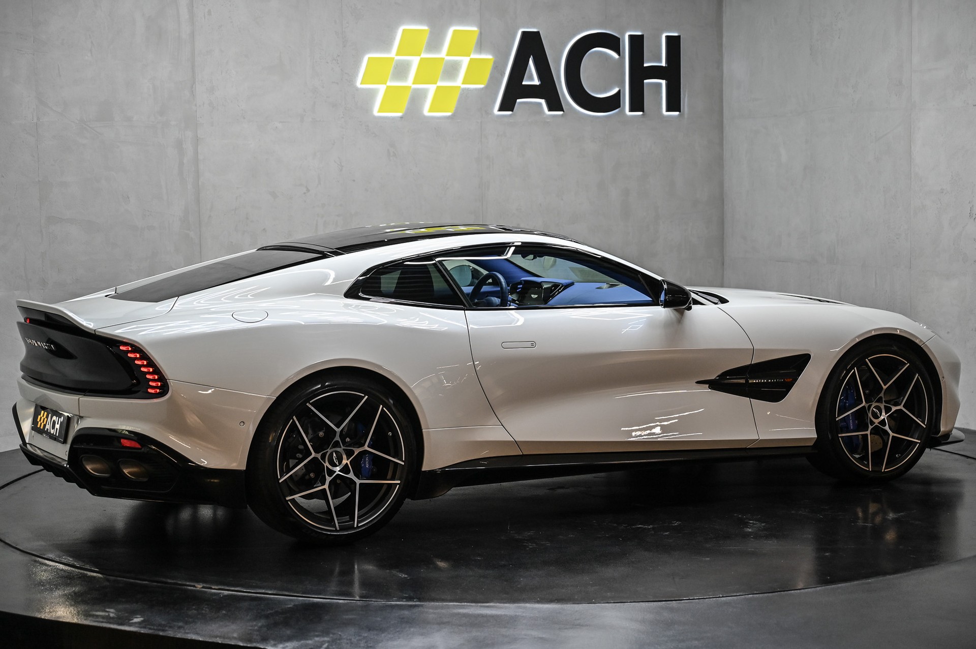 ASTON MARTIN Vanquish 5.2 V12 Bi-Turbo-image-9