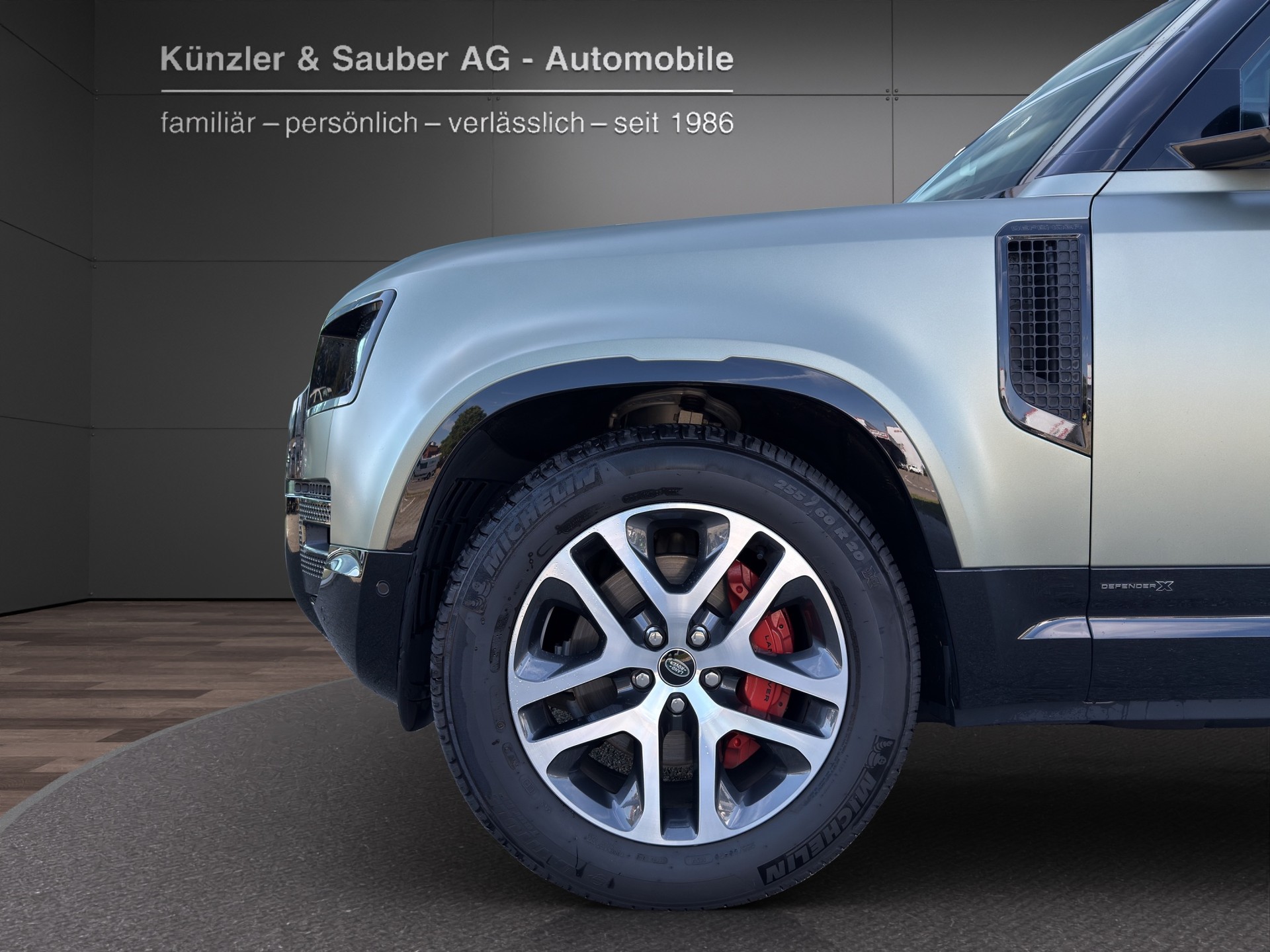 LAND ROVER Defender 90 3.0D I6 300 X AT8-image-2