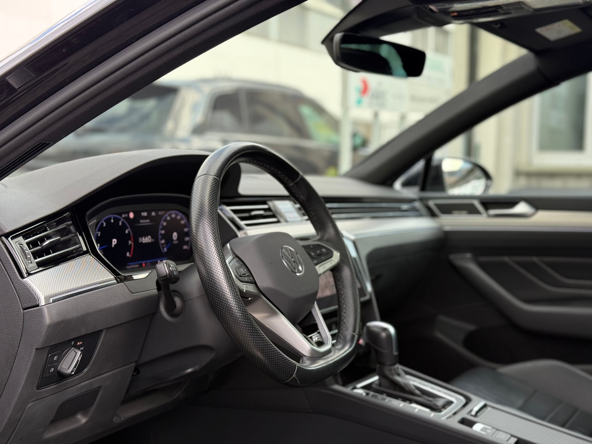 VW Passat Variant 2.0 TSI Elegance DSG 4m *R-Line*-image-7