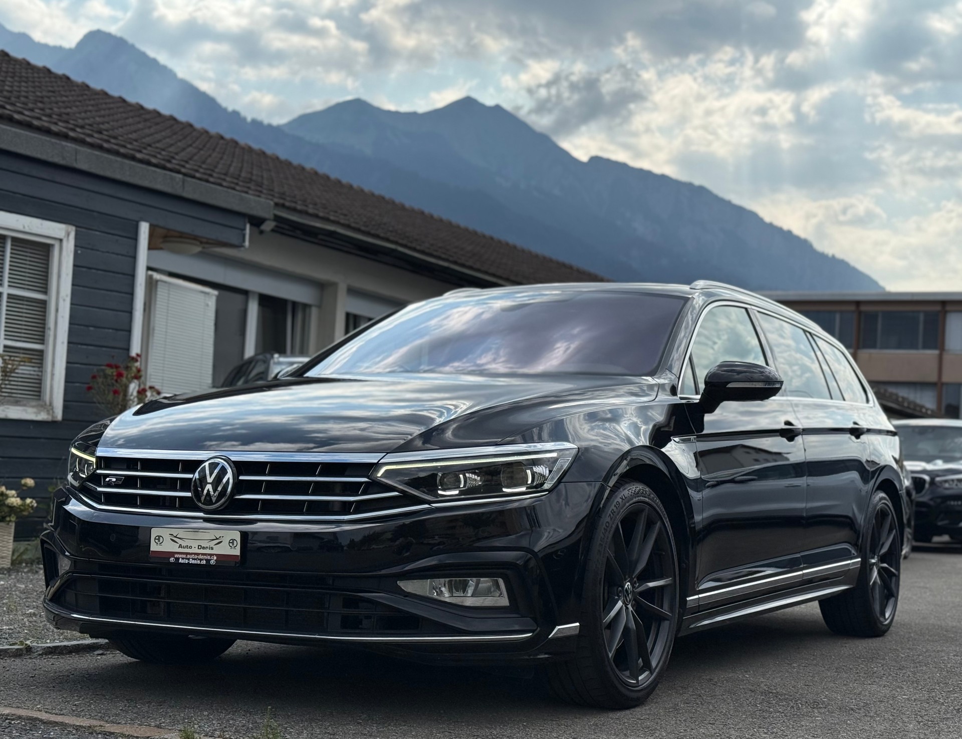 VW Passat Variant 2.0 TSI Elegance DSG 4m *R-Line*-image-1