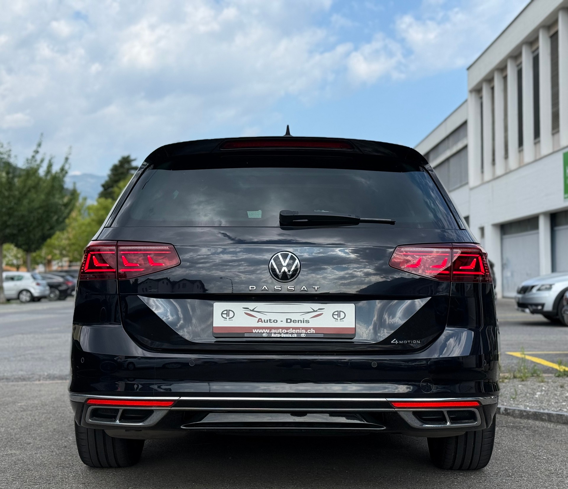 VW Passat Variant 2.0 TSI Elegance DSG 4m *R-Line*-image-5