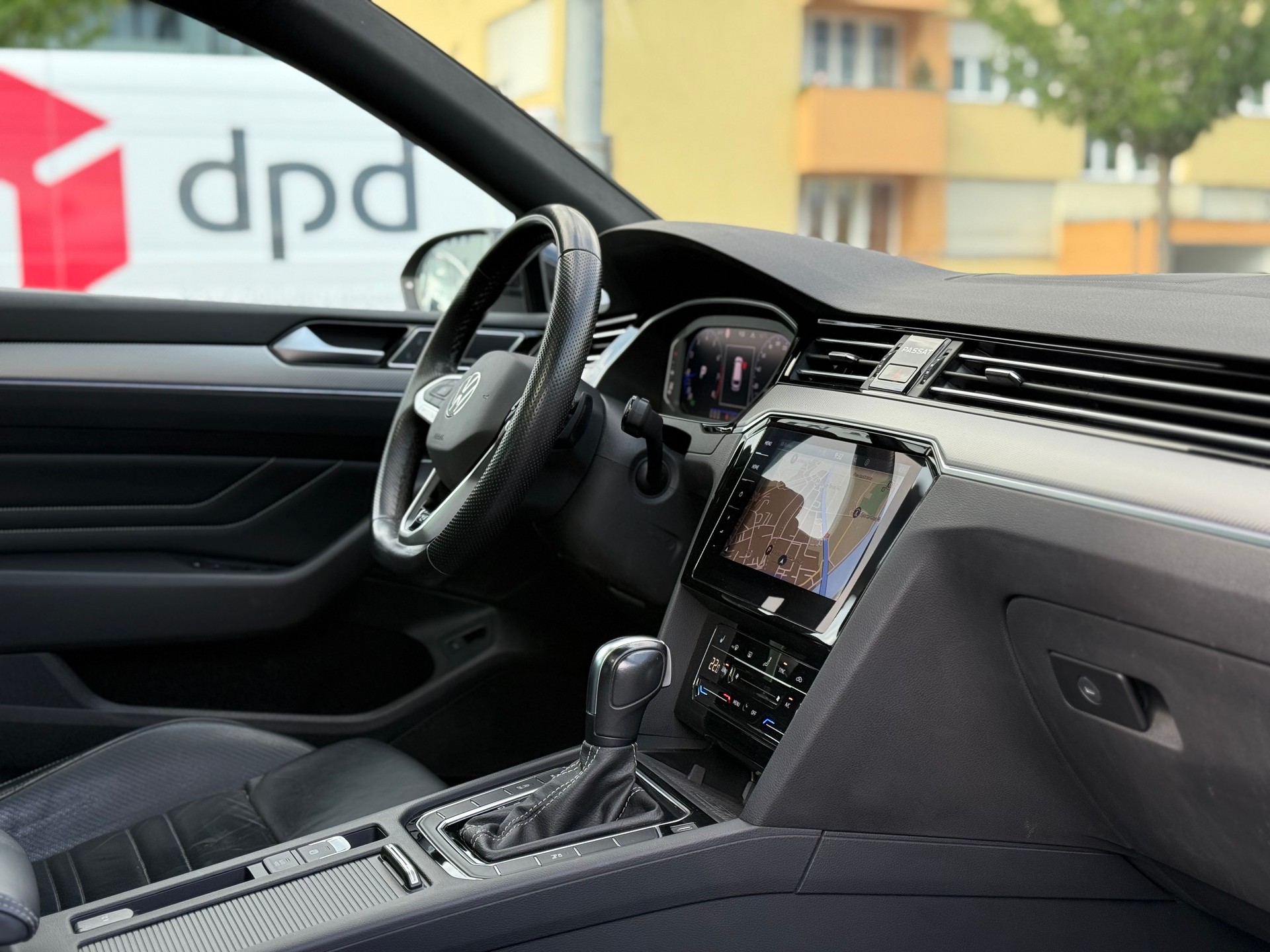 VW Passat Variant 2.0 TSI Elegance DSG 4m *R-Line*-image-21