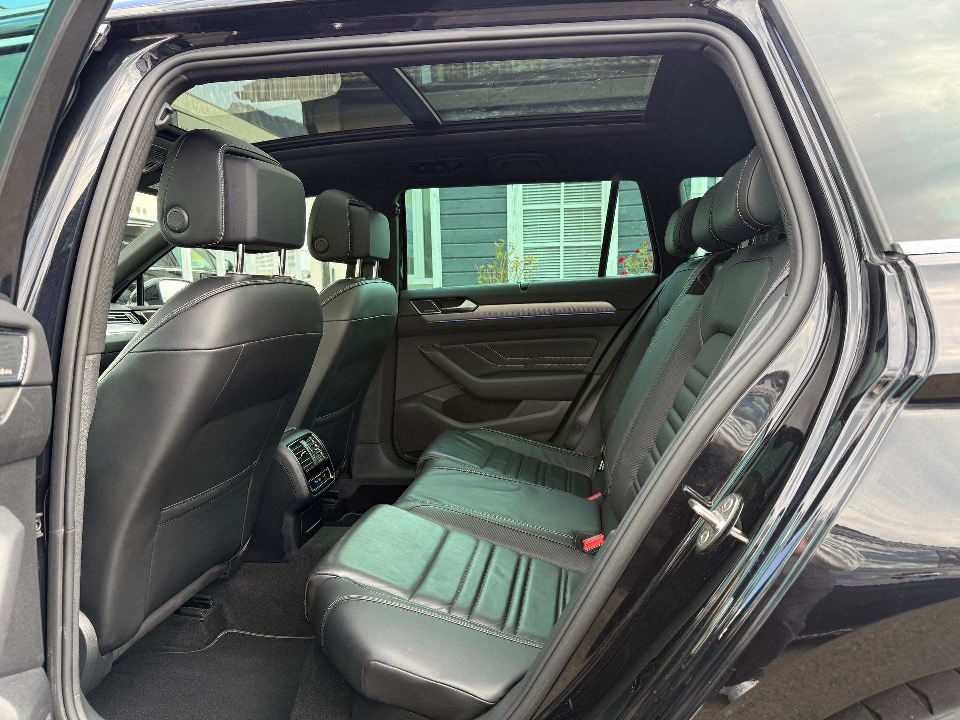 VW Passat Variant 2.0 TSI Elegance DSG 4m *R-Line*-image-12