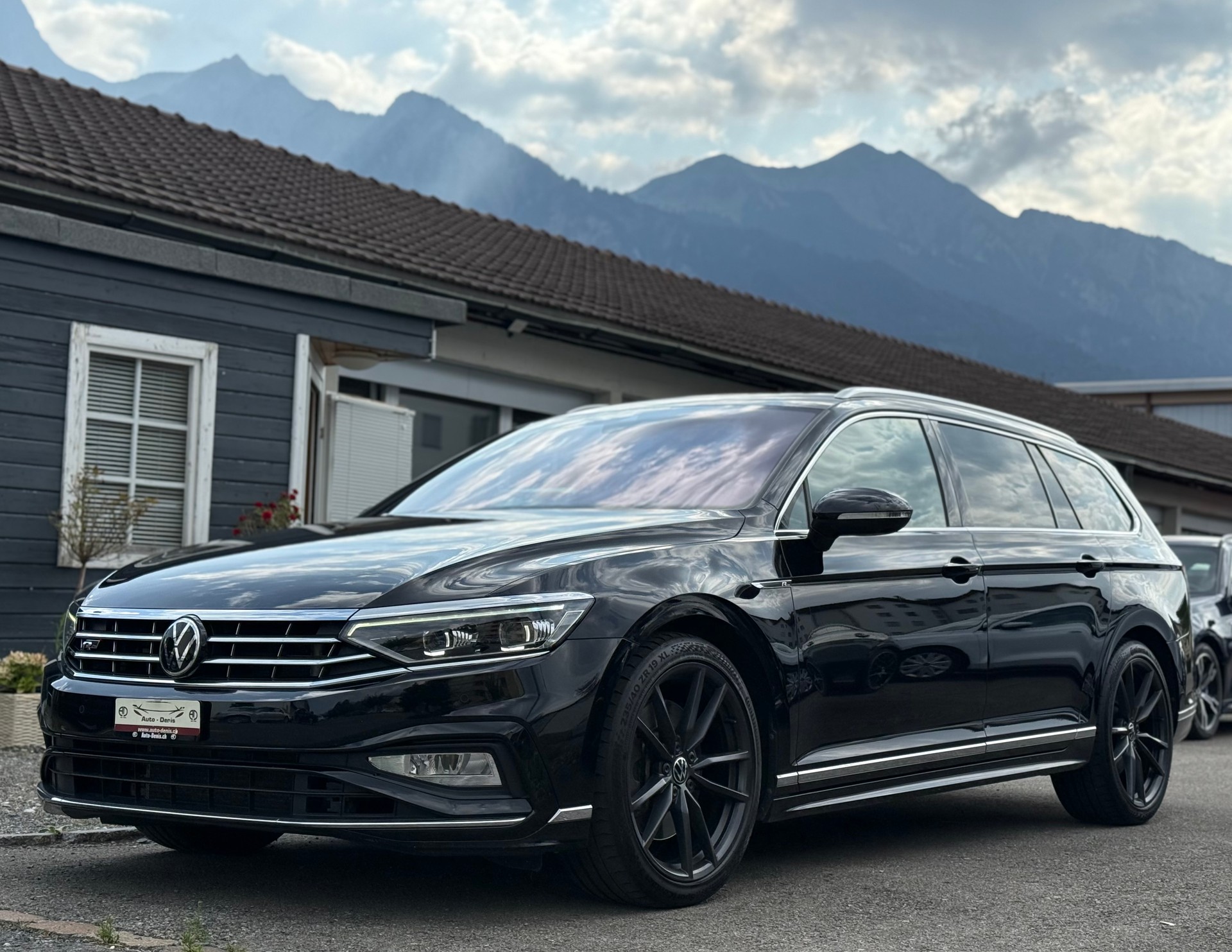 VW Passat Variant 2.0 TSI Elegance DSG 4m *R-Line*-image-0