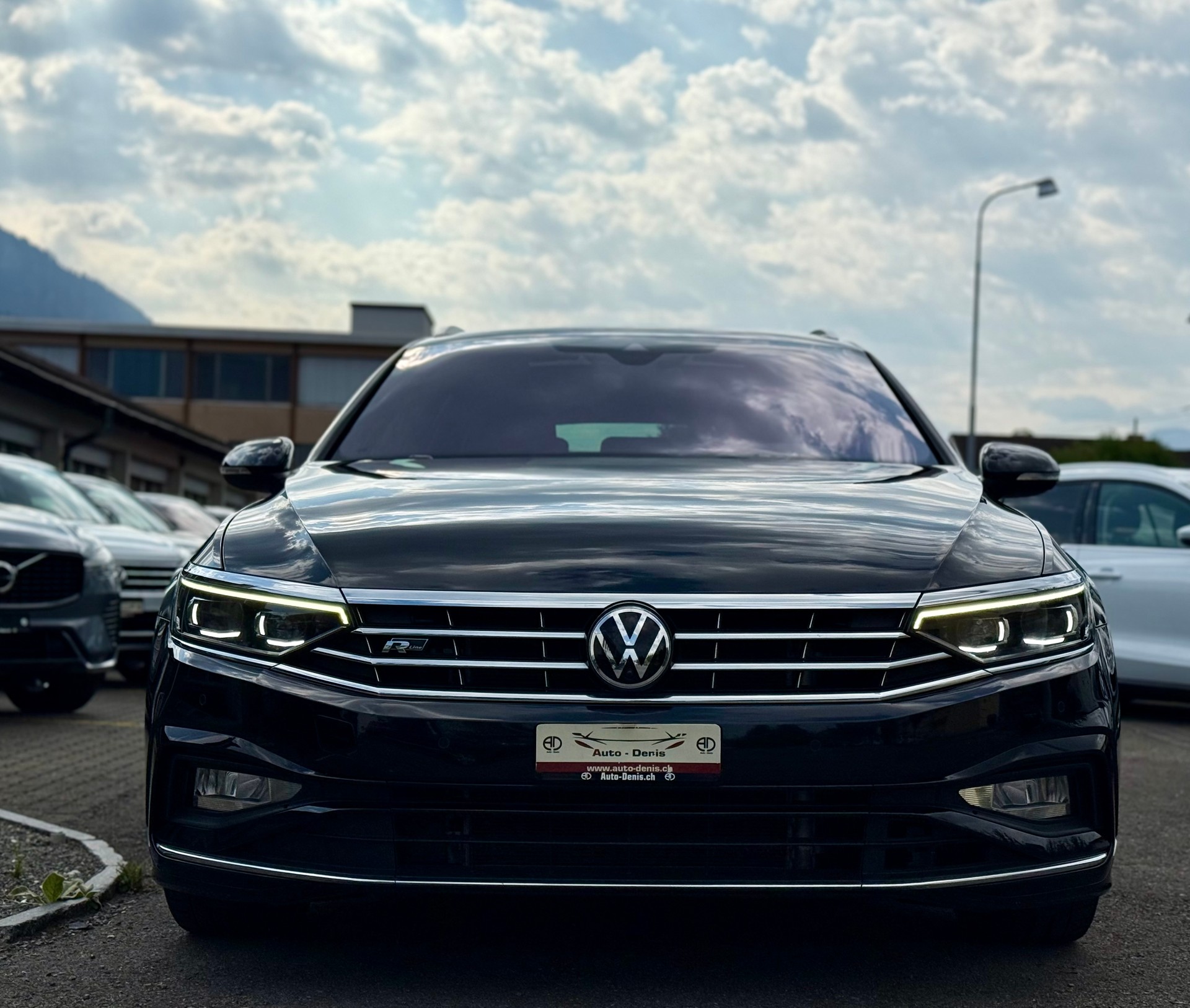 VW Passat Variant 2.0 TSI Elegance DSG 4m *R-Line*-image-2