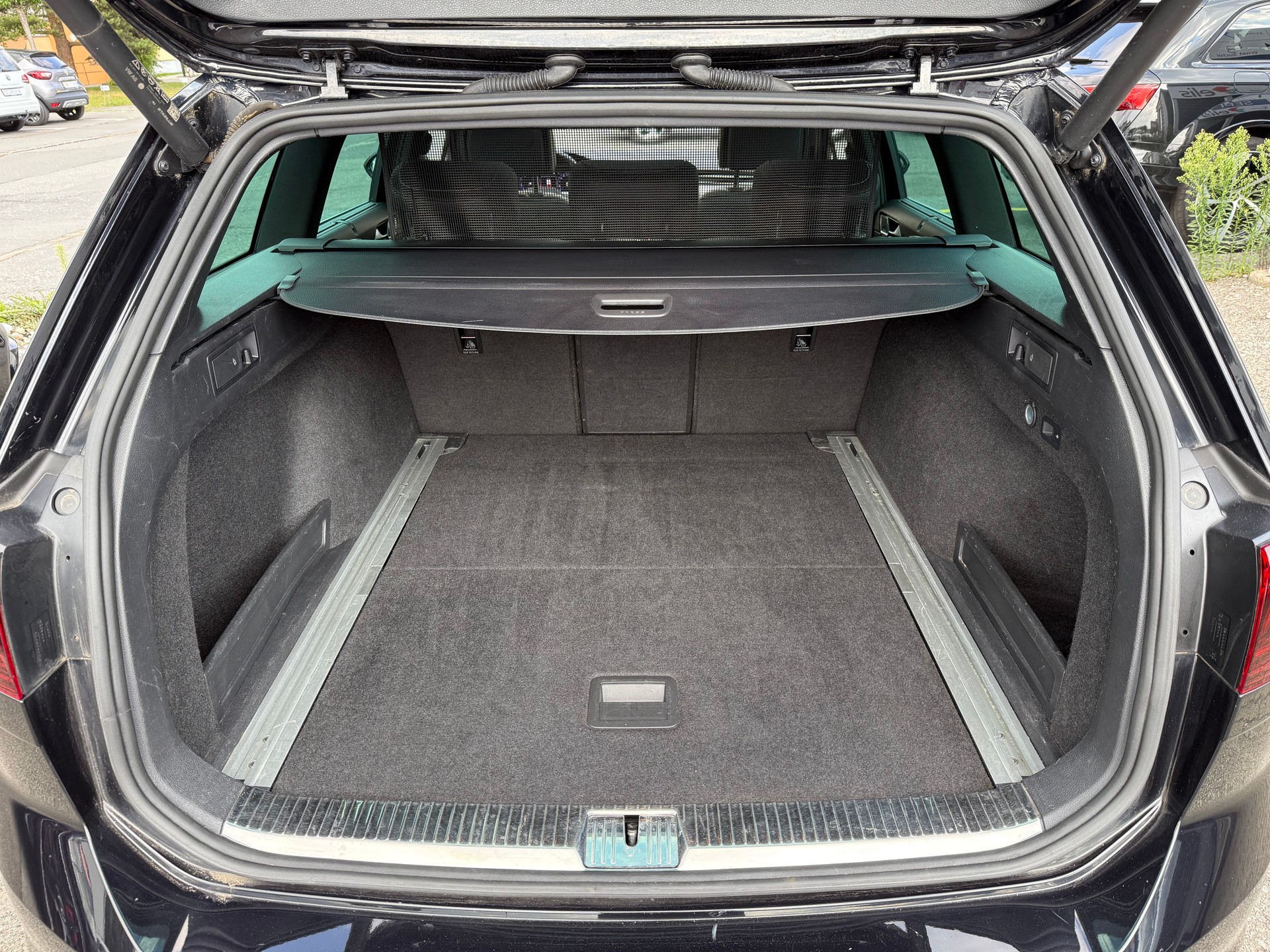 VW Passat Variant 2.0 TSI Elegance DSG 4m *R-Line*-image-14