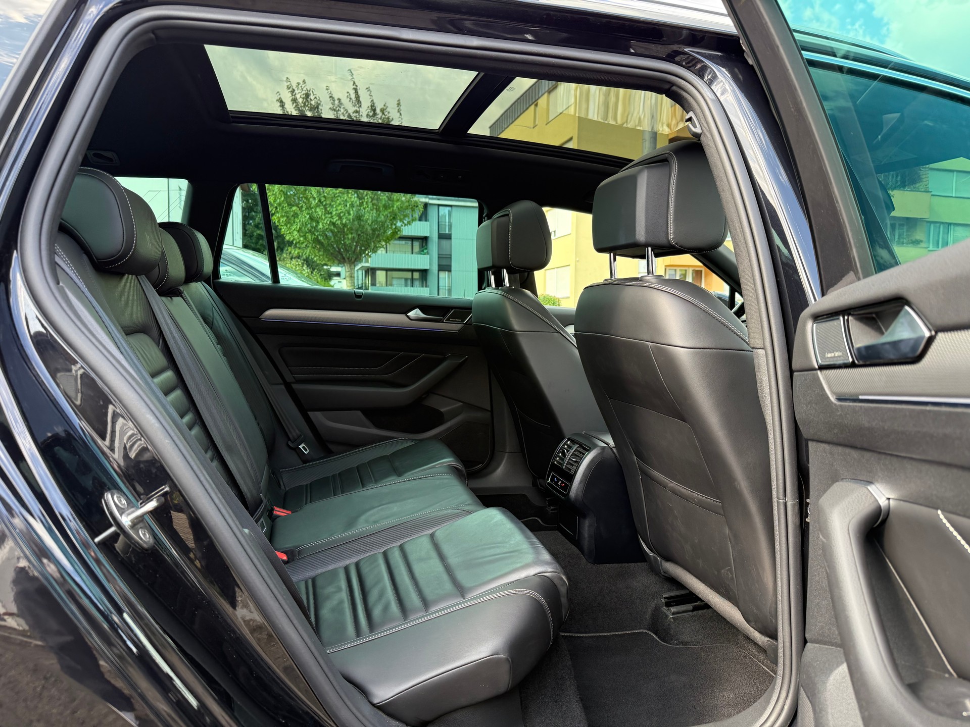 VW Passat Variant 2.0 TSI Elegance DSG 4m *R-Line*-image-18