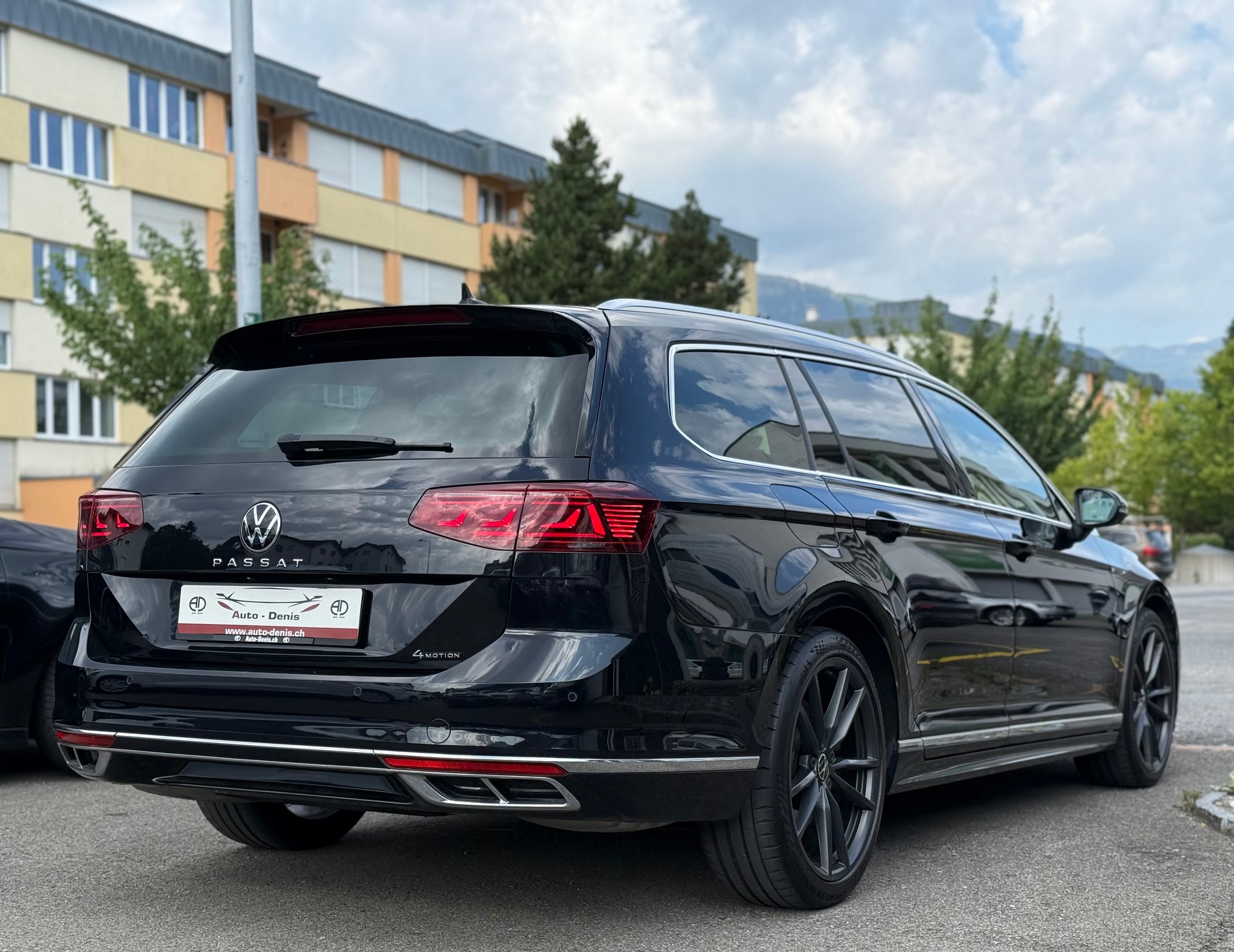 VW Passat Variant 2.0 TSI Elegance DSG 4m *R-Line*-image-4