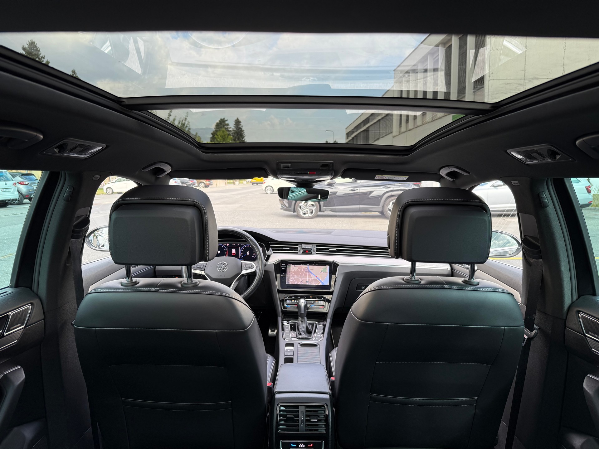VW Passat Variant 2.0 TSI Elegance DSG 4m *R-Line*-image-17