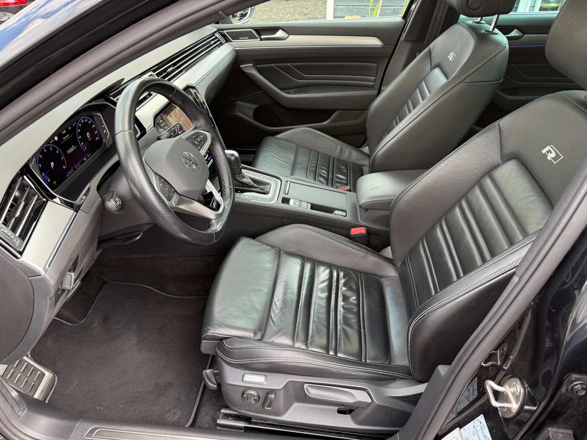 VW Passat Variant 2.0 TSI Elegance DSG 4m *R-Line*-image-8