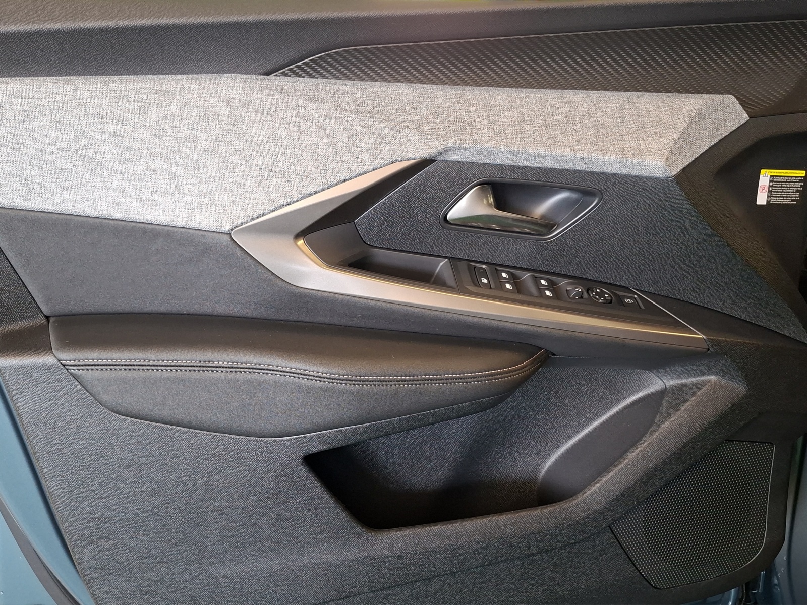 PEUGEOT 5008 e-Allure Premium AWD 73kWh-image-12