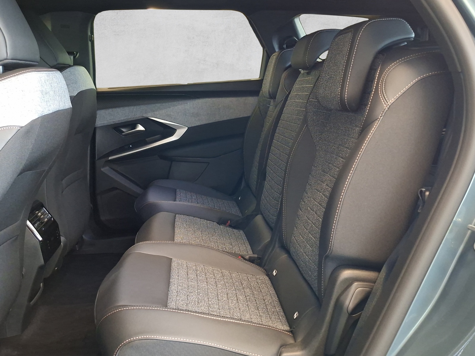 PEUGEOT 5008 e-Allure Premium AWD 73kWh-image-13