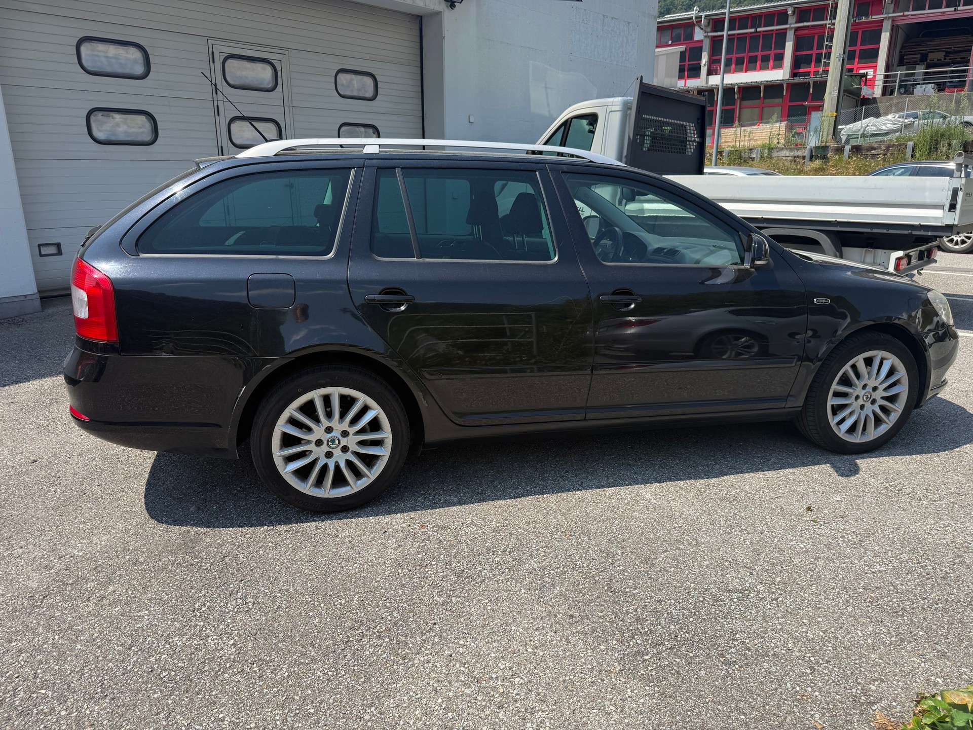 SKODA Octavia Combi 2.0 TDI Laurin & Klement DSG-image-2