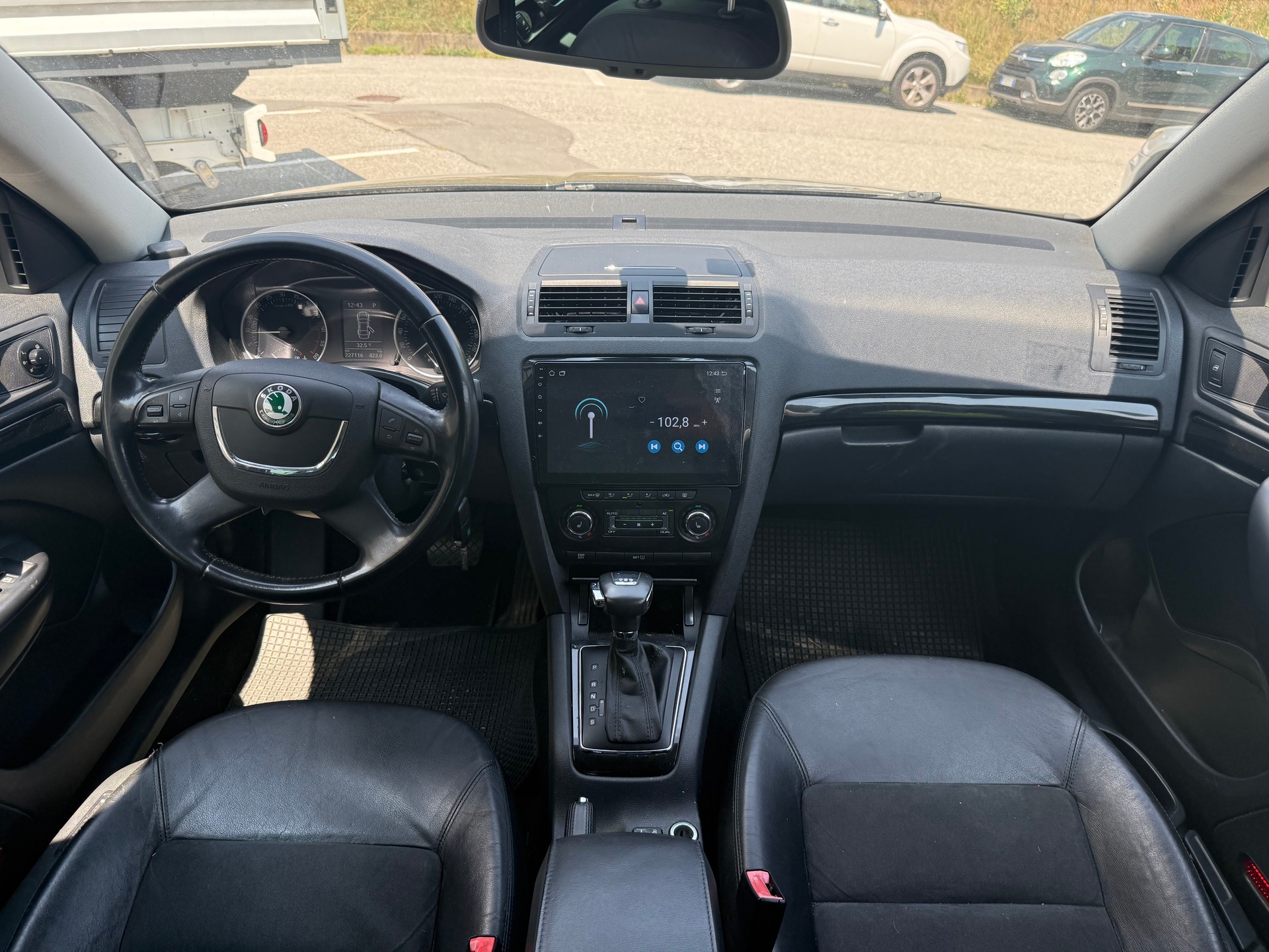 SKODA Octavia Combi 2.0 TDI Laurin & Klement DSG-image-9