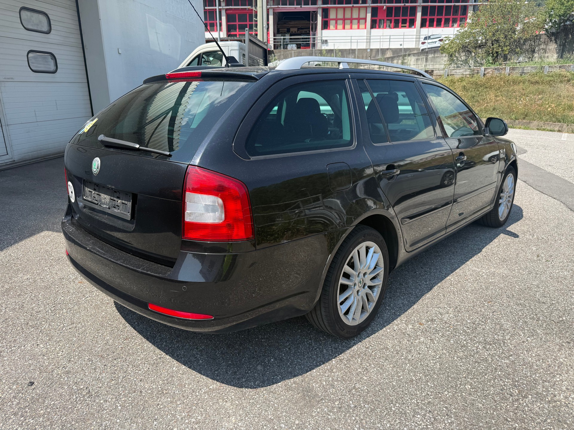 SKODA Octavia Combi 2.0 TDI Laurin & Klement DSG-image-4