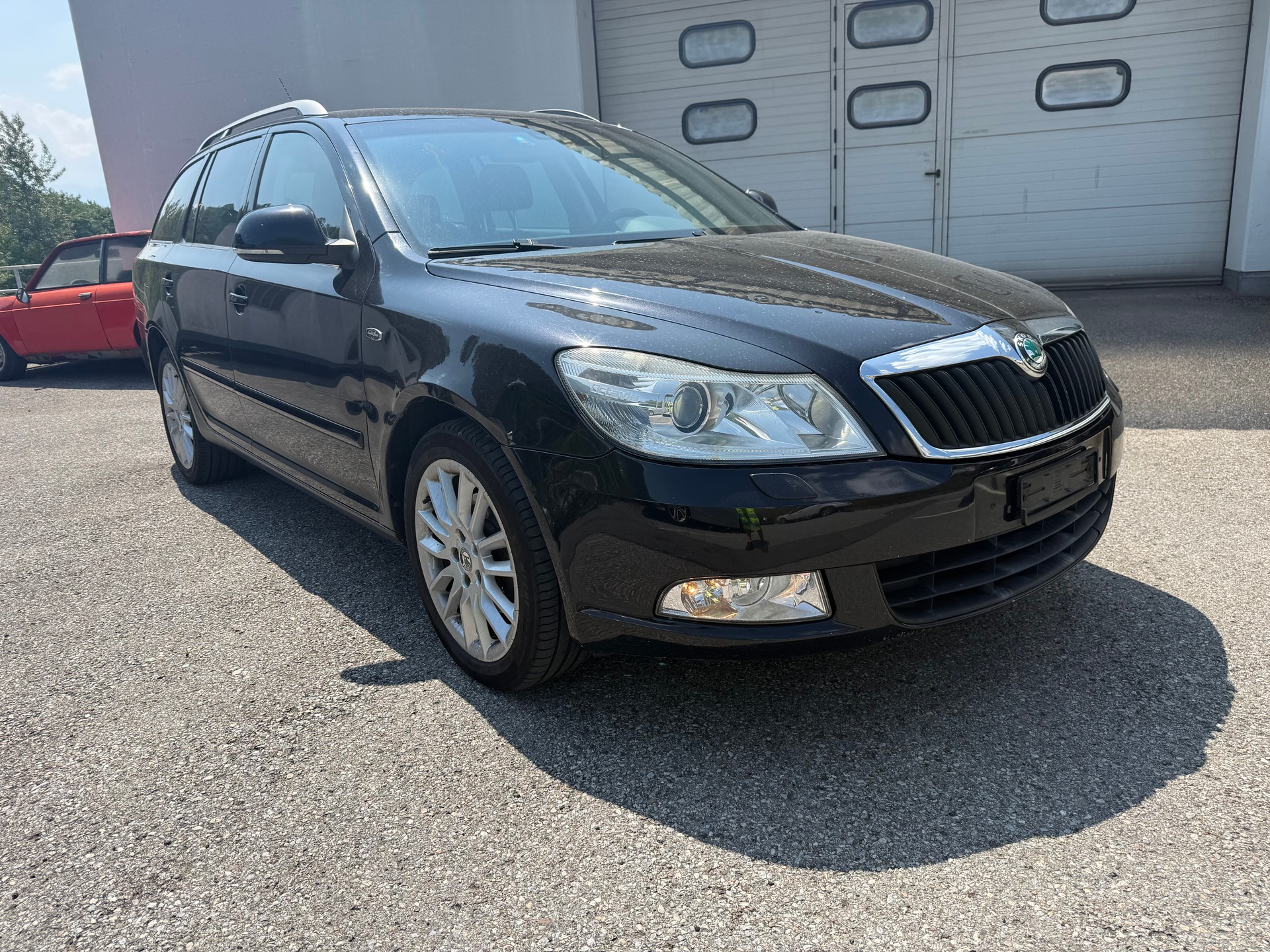 SKODA Octavia Combi 2.0 TDI Laurin & Klement DSG-image-1