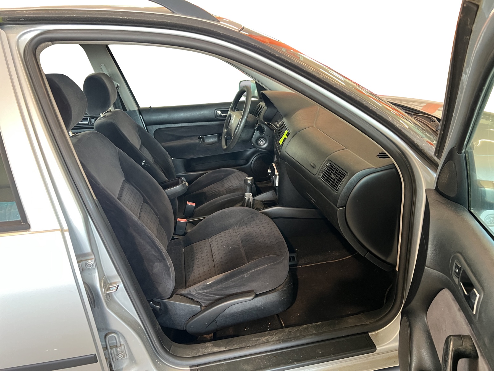 VW Golf Variant 1.9 TDI PD Comfortline 4Motion-image-6
