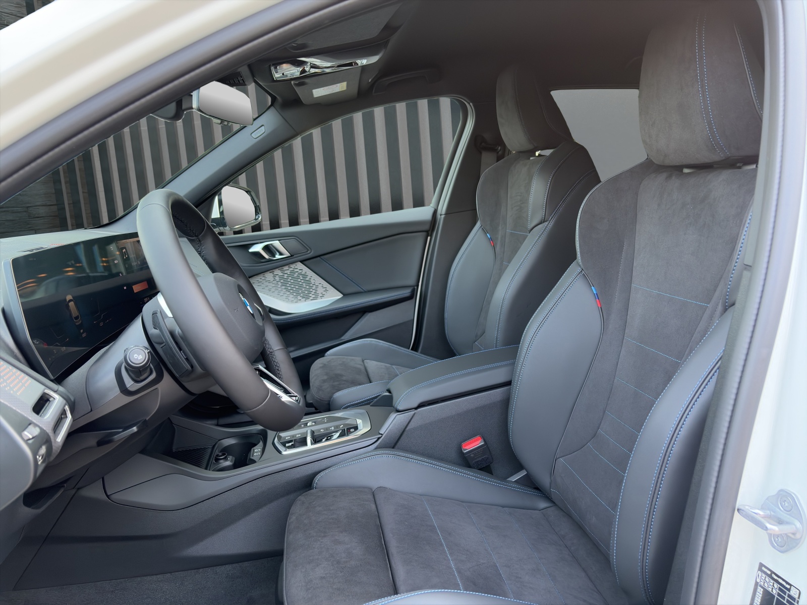 BMW 120i-image-13