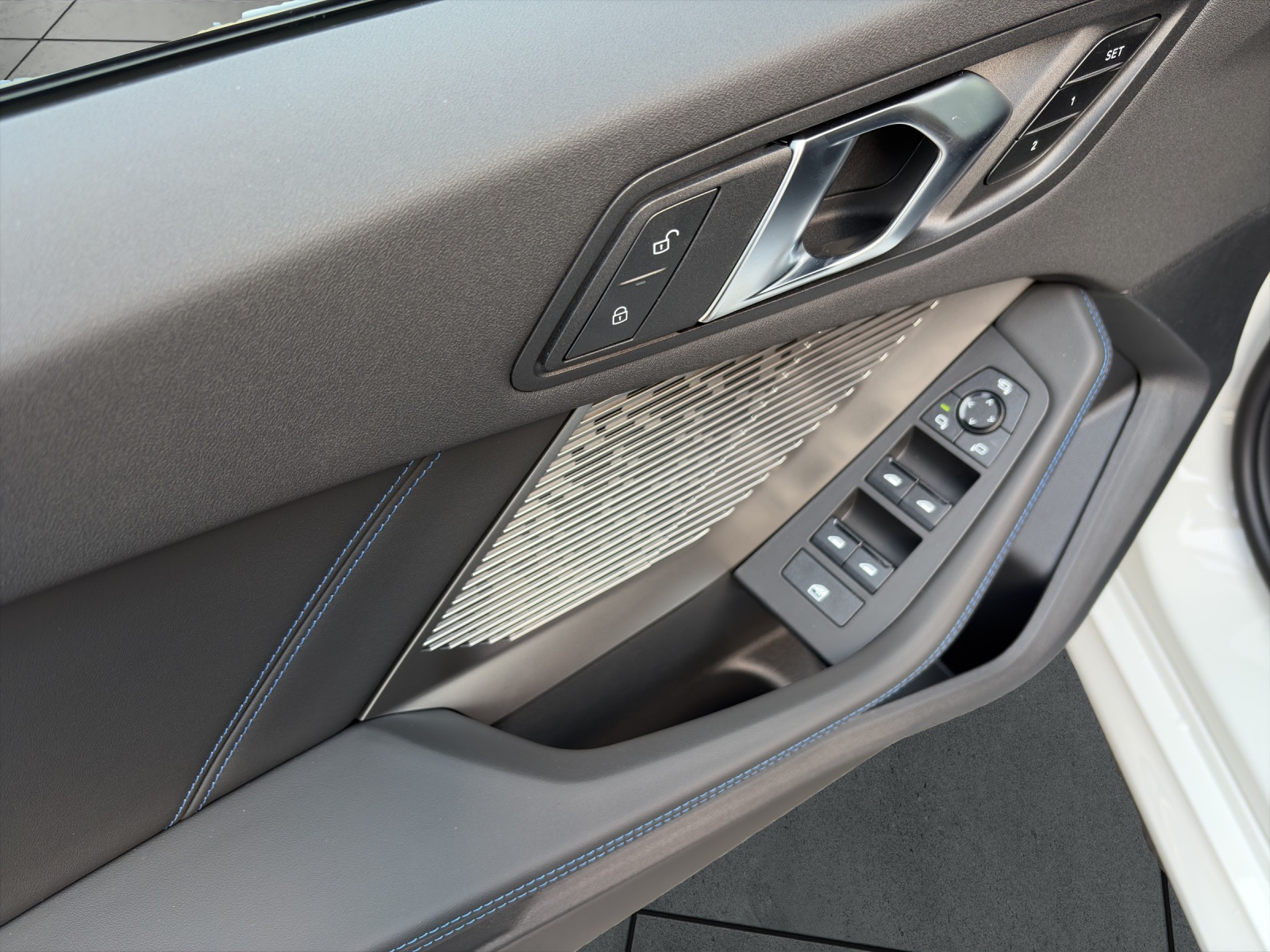 BMW 120i-image-14