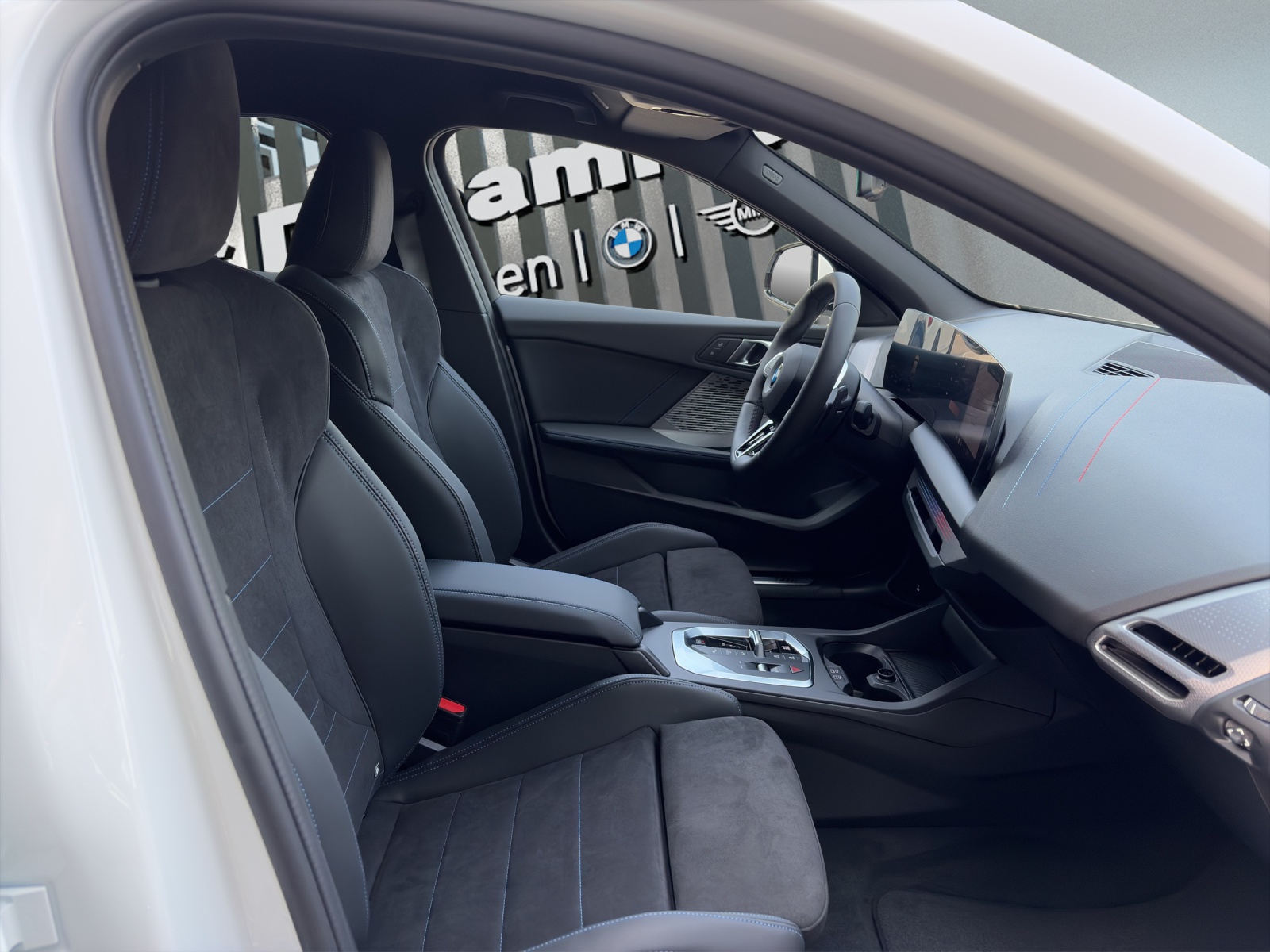 BMW 120i-image-20