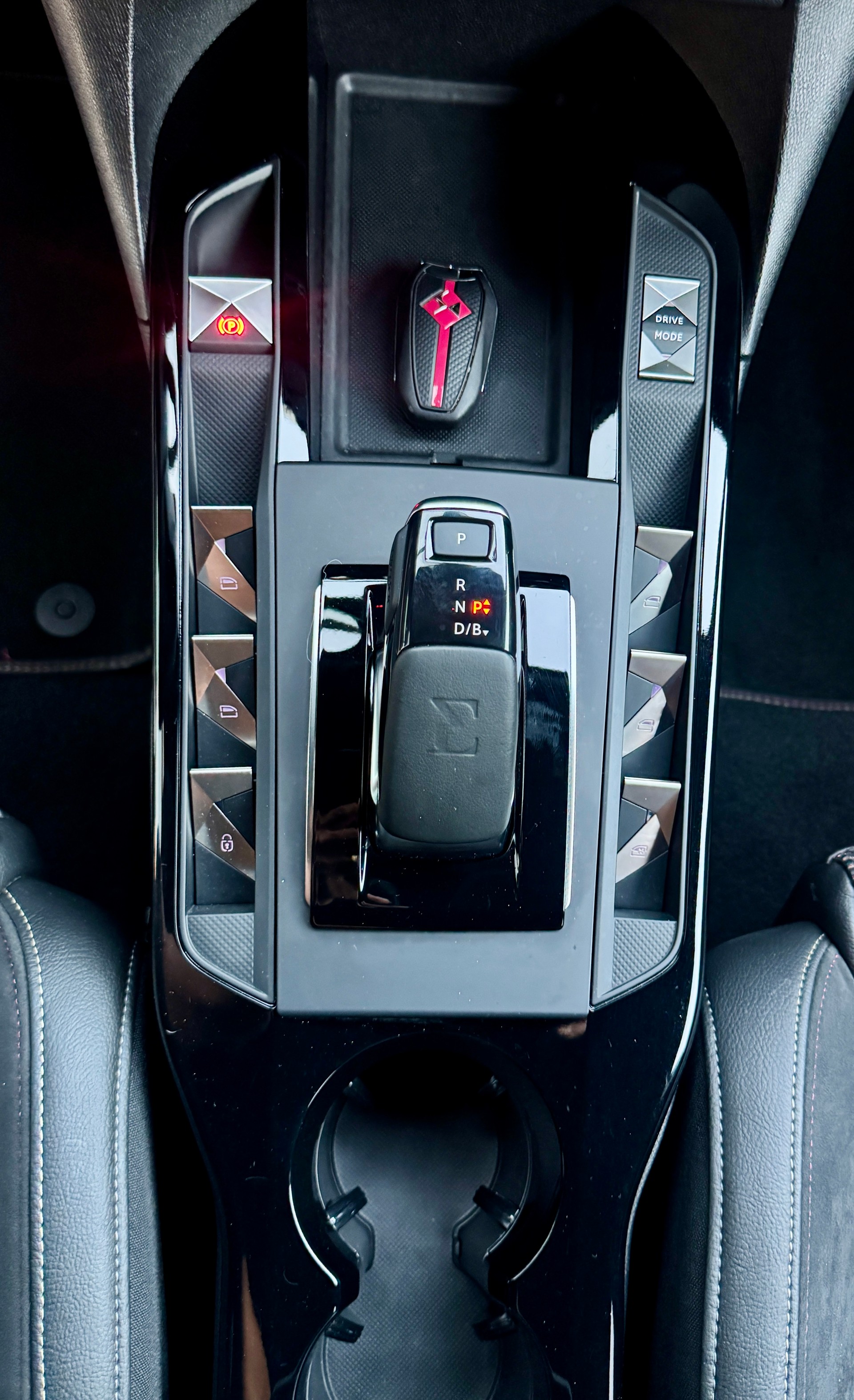 DS AUTOMOBILES DS 3 Crossback E-Tense 136 Performance Line-image-17