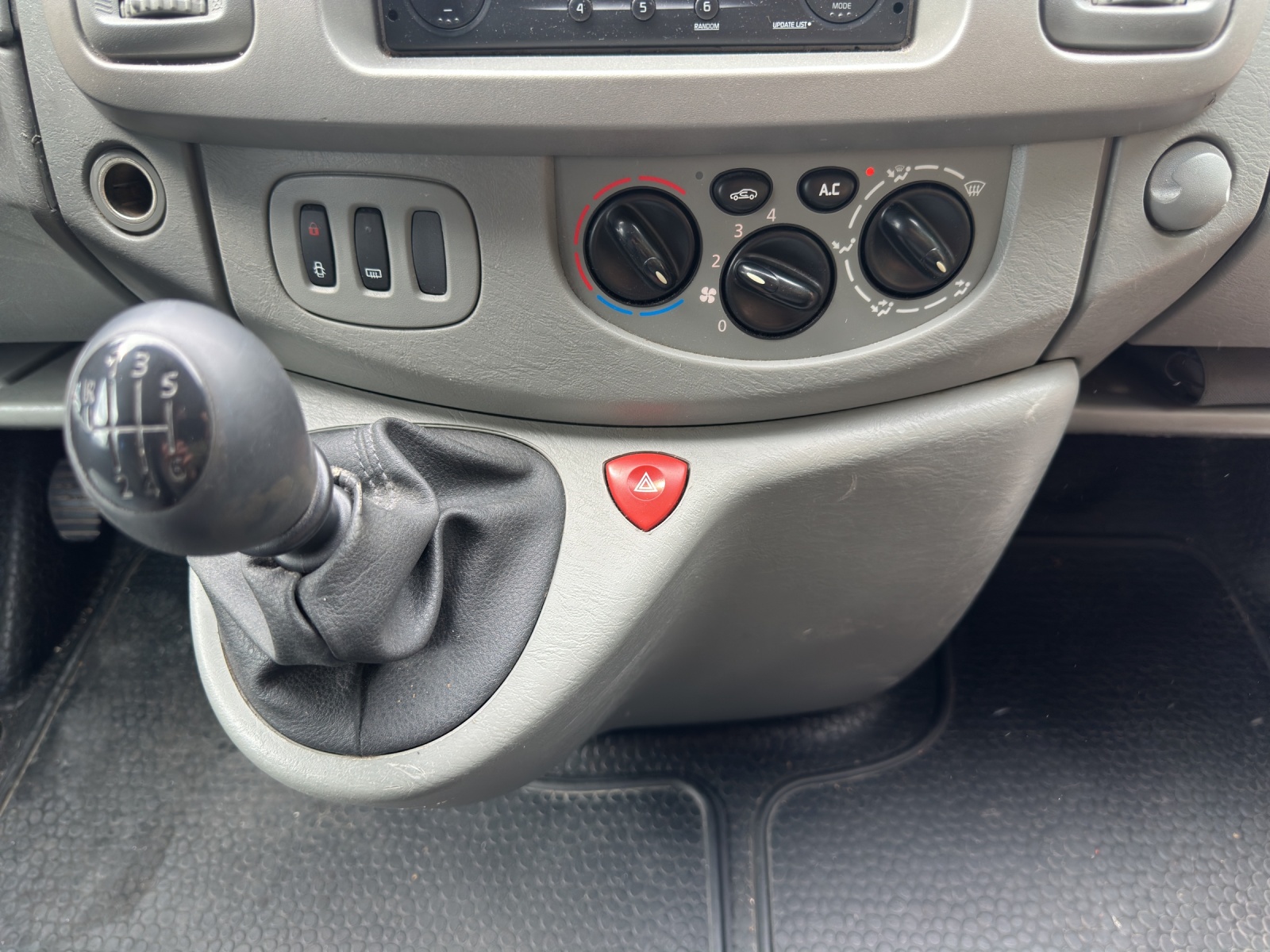 RENAULT Trafic 2.0 dCi 115 2.7t L1H1 Authentique-image-10