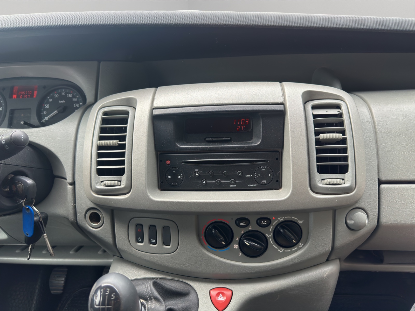 RENAULT Trafic 2.0 dCi 115 2.7t L1H1 Authentique-image-11