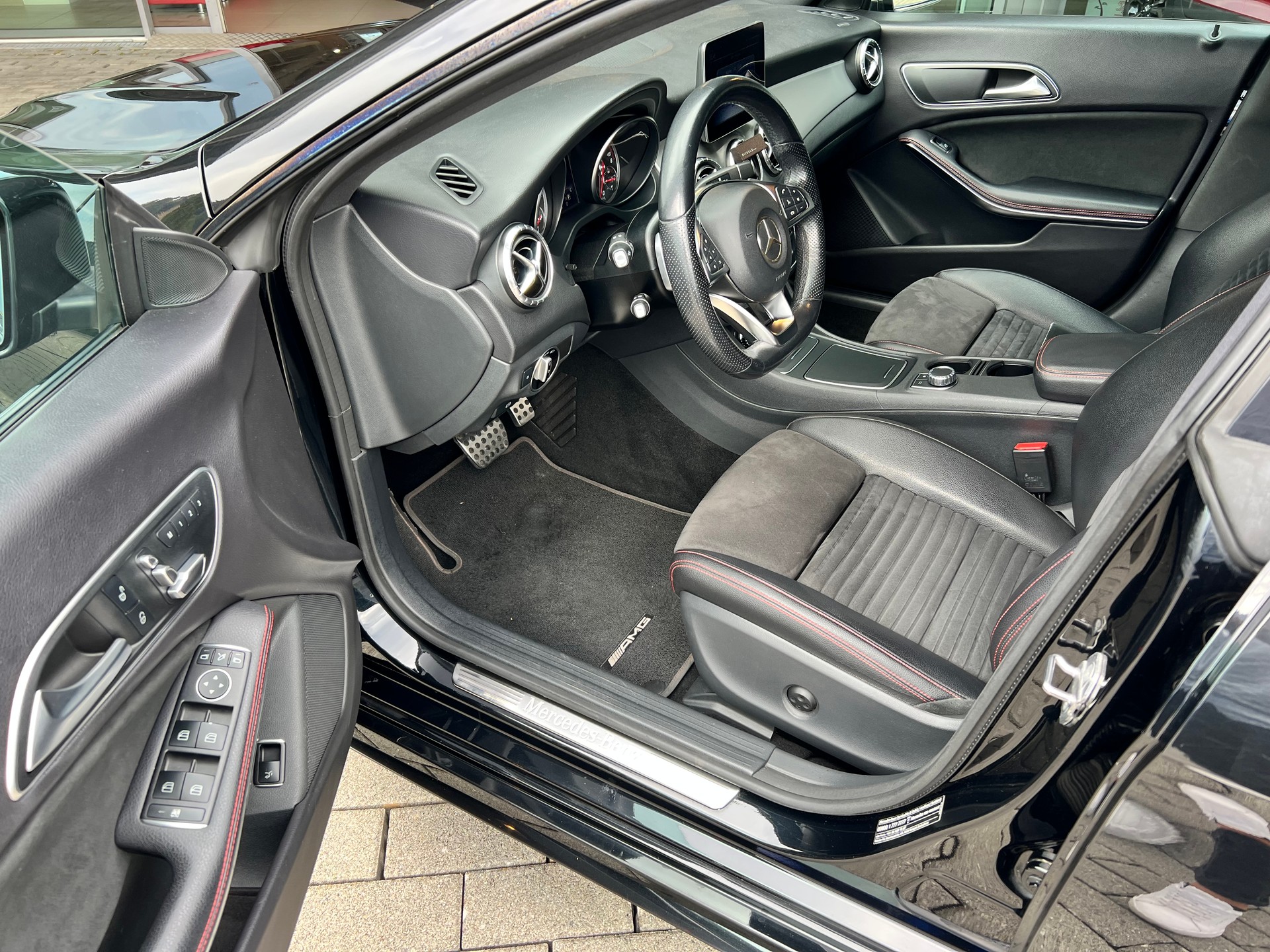 MERCEDES-BENZ CLA 220 AMG Line 4Matic-image-11