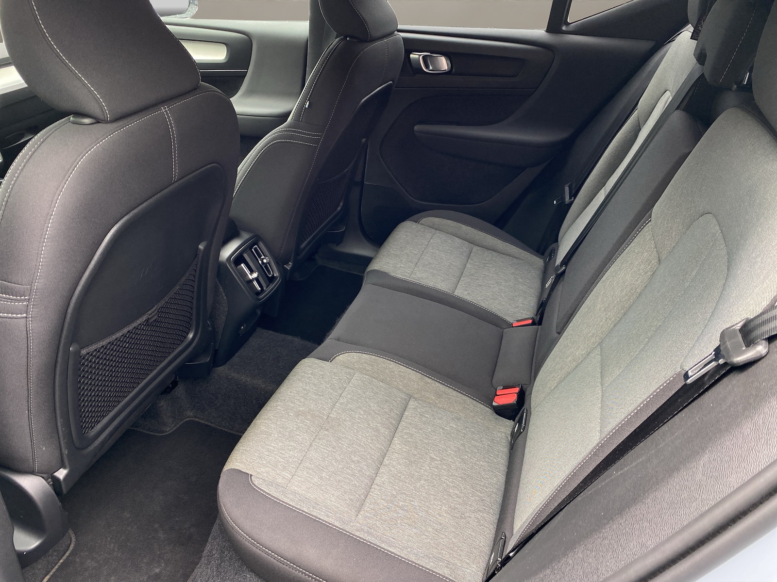 VOLVO XC40 2.0 B3 MH Plus Dark-image-9