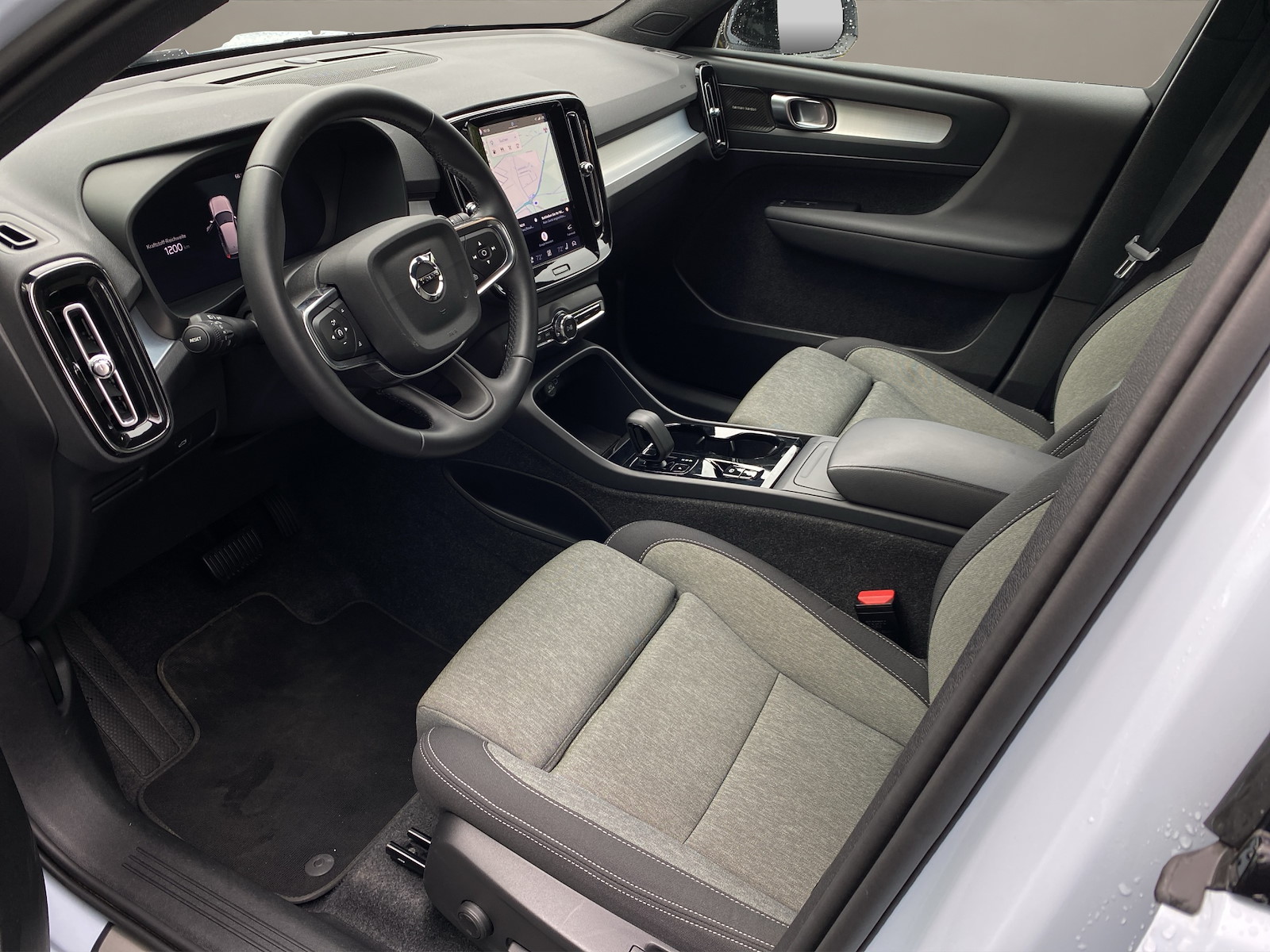 VOLVO XC40 2.0 B3 MH Plus Dark-image-8