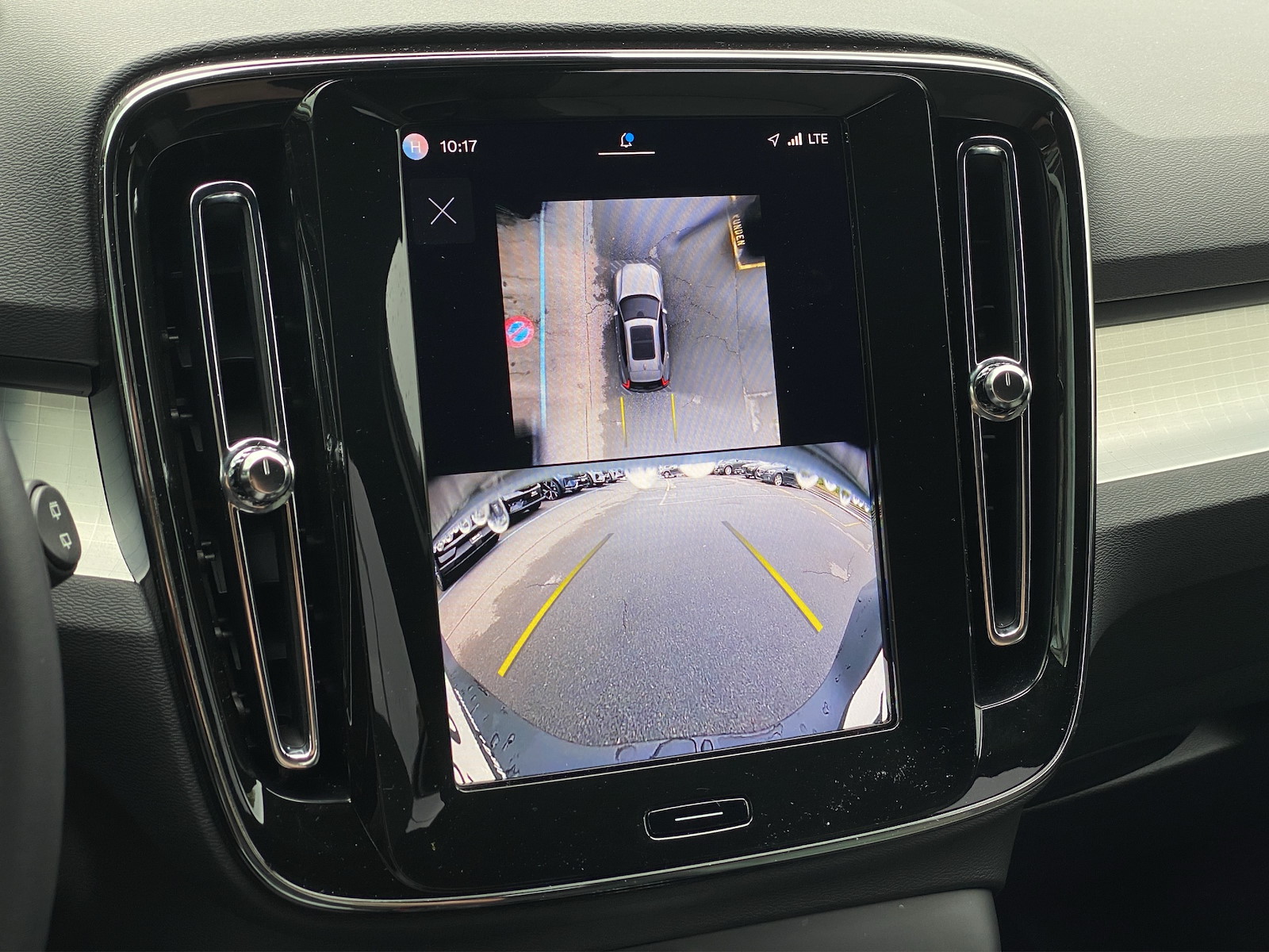 VOLVO XC40 2.0 B3 MH Plus Dark-image-14