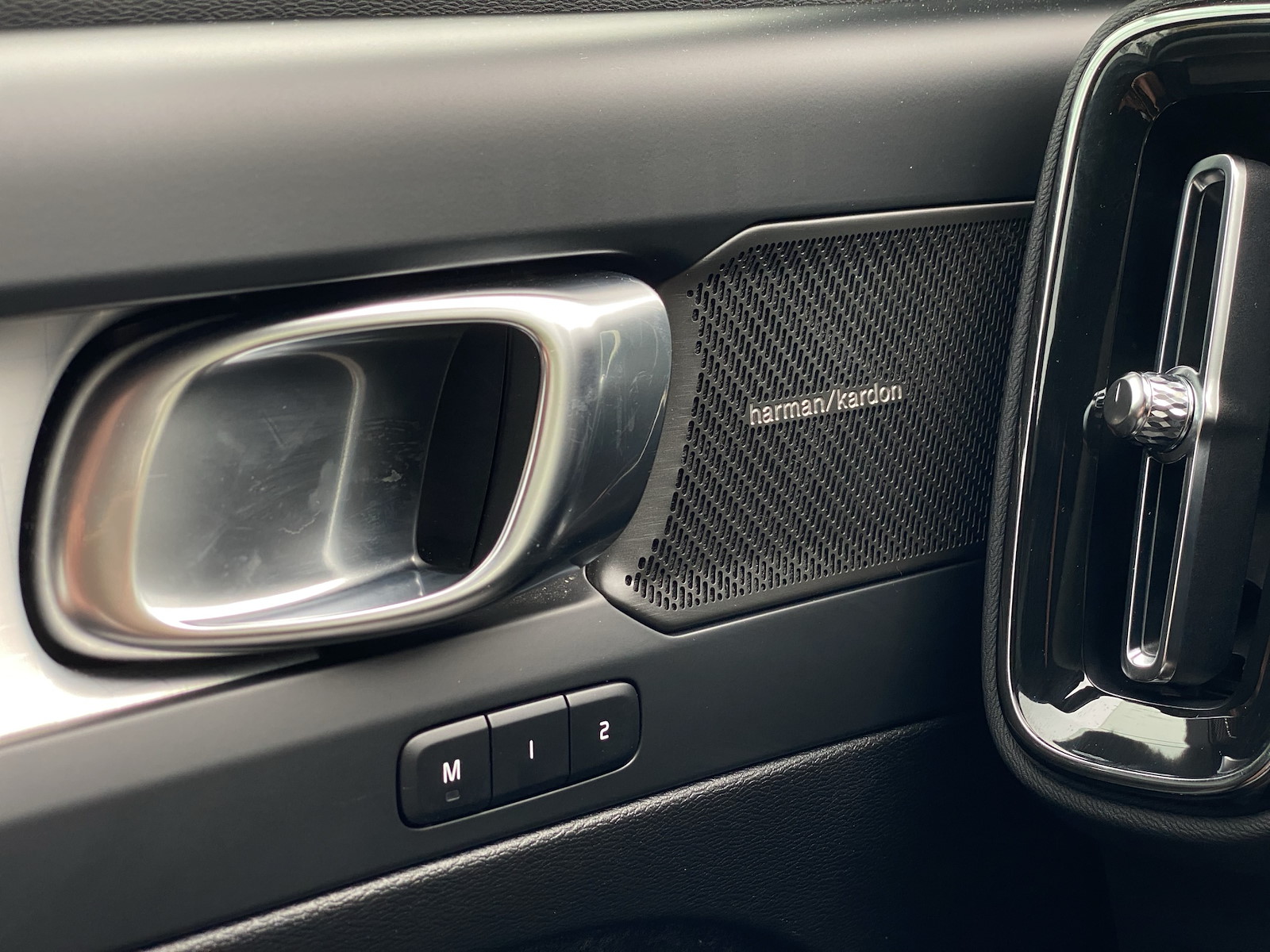 VOLVO XC40 2.0 B3 MH Plus Dark-image-15