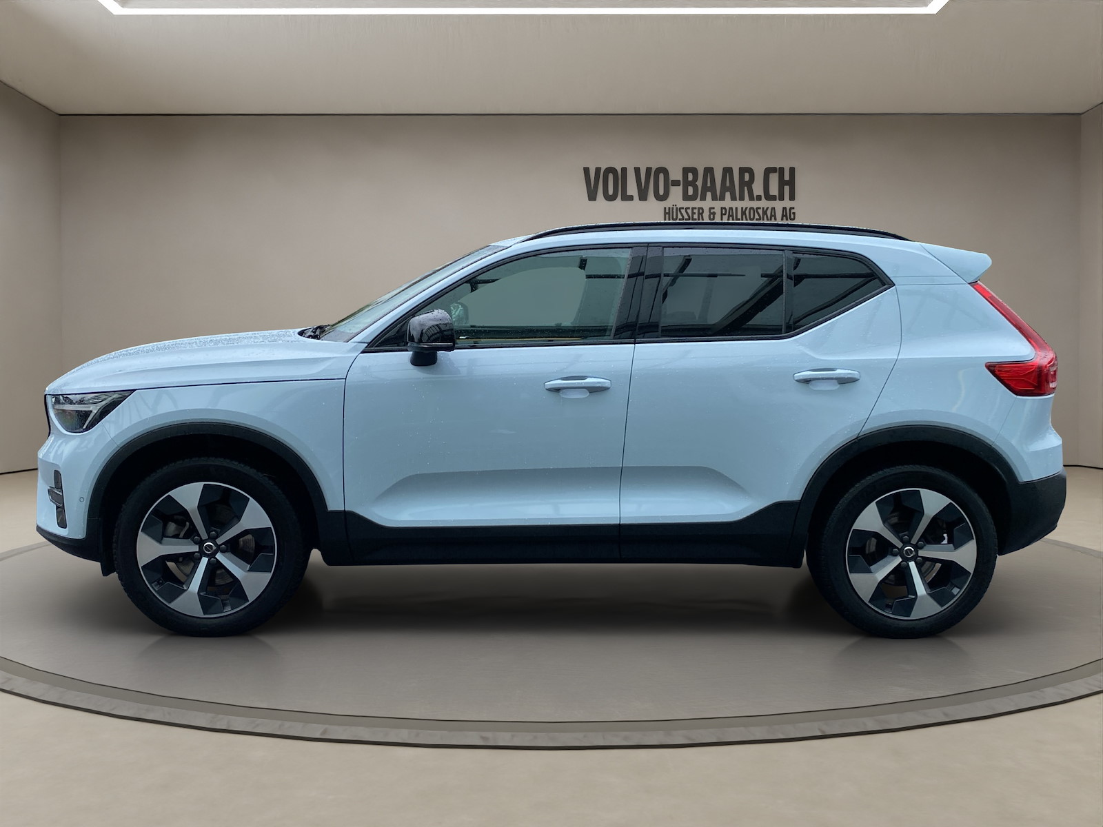 VOLVO XC40 2.0 B3 MH Plus Dark-image-1