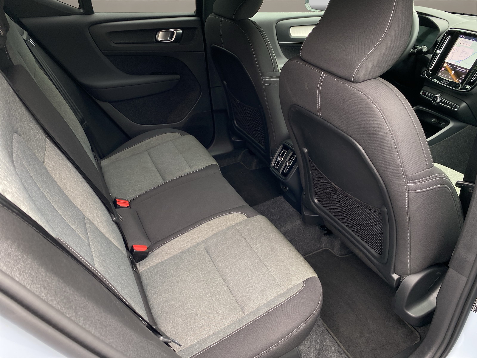 VOLVO XC40 2.0 B3 MH Plus Dark-image-11