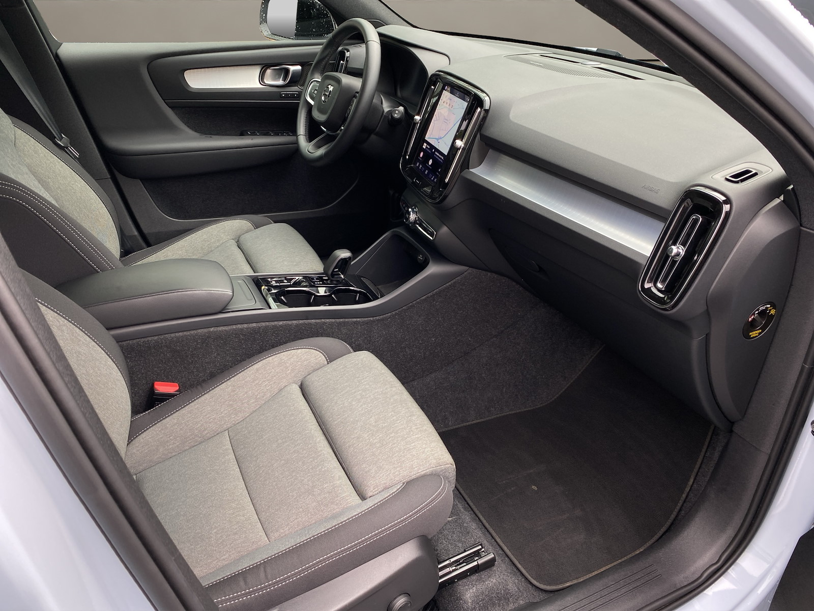 VOLVO XC40 2.0 B3 MH Plus Dark-image-10