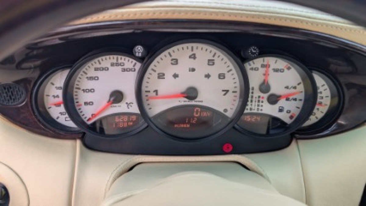 PORSCHE 911 Carrera Cabrio-image-6