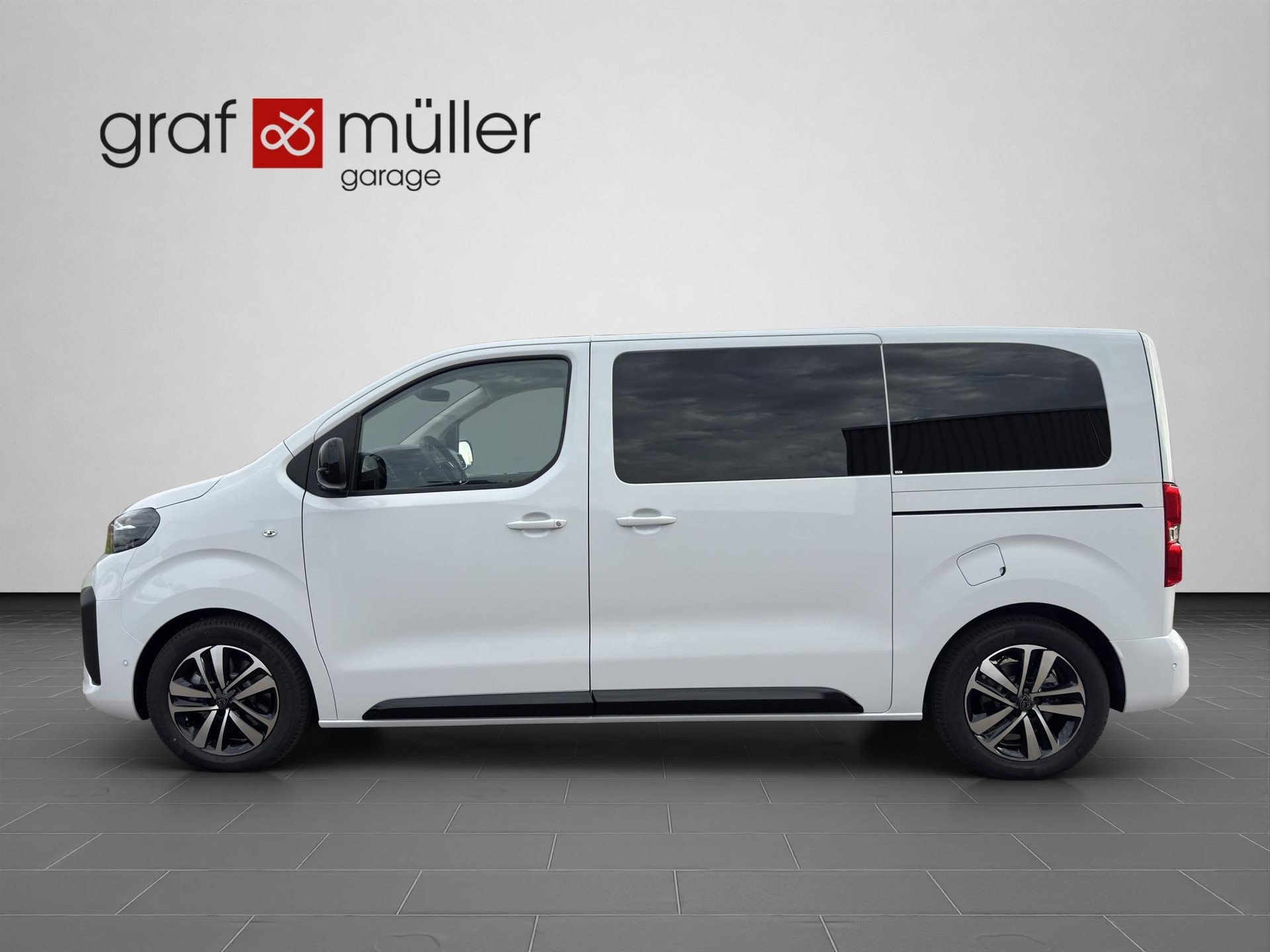 PEUGEOT Traveller Standard 2.2 BlueHDi 180 Family Edition S/S-image-1