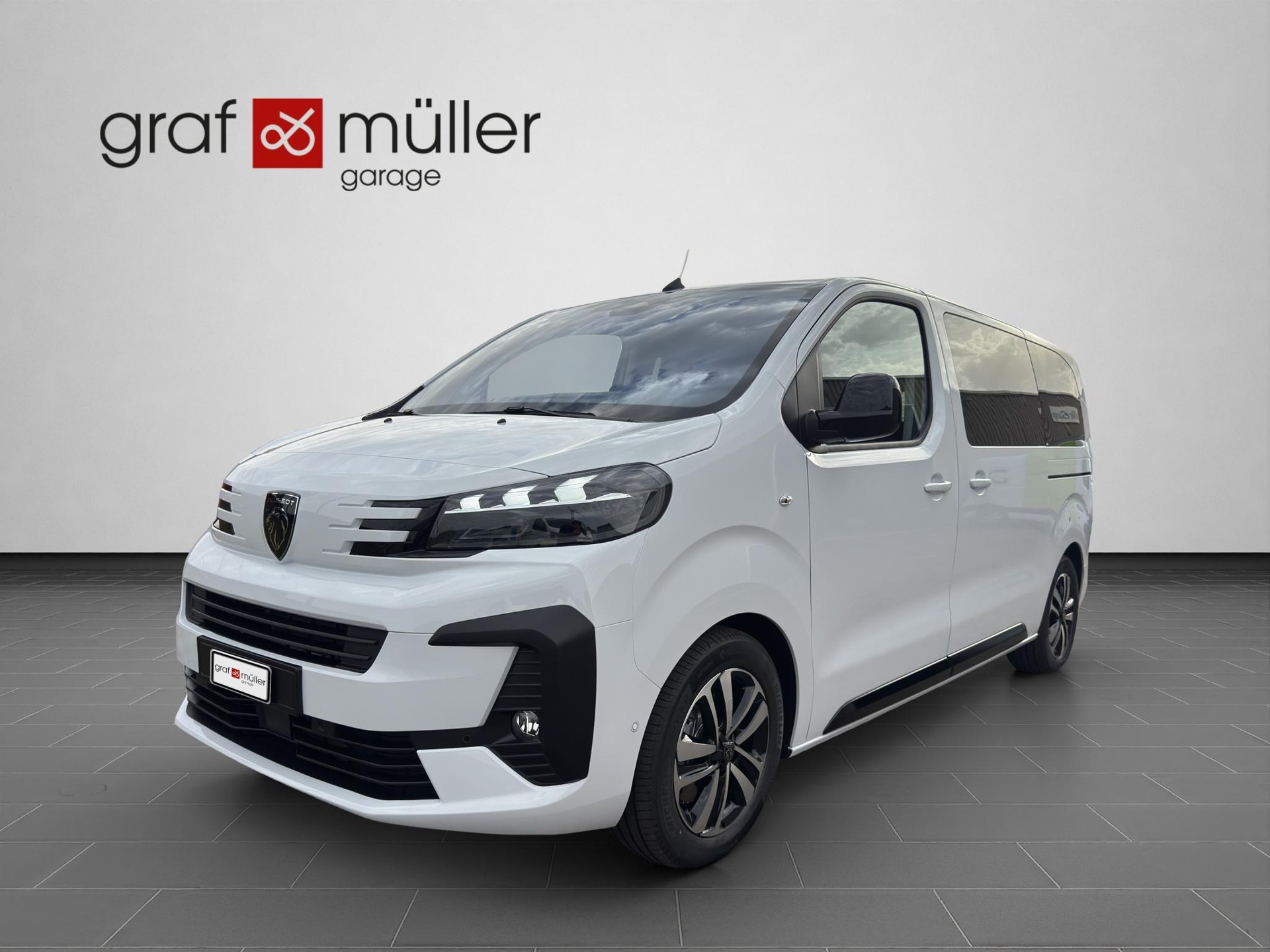 PEUGEOT Traveller Standard 2.2 BlueHDi 180 Family Edition S/S-image-0