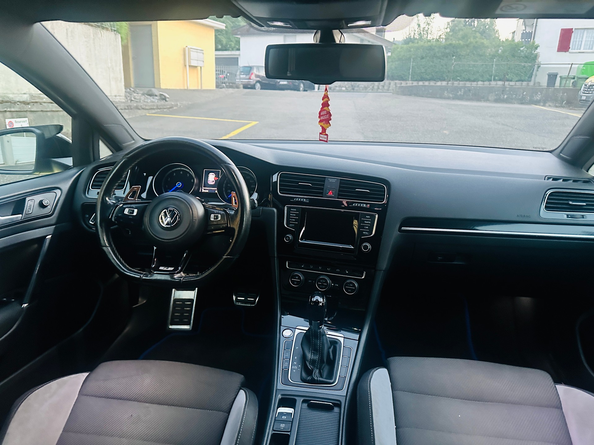 VW Golf 2.0 TSI R 4Motion DSG-image-10
