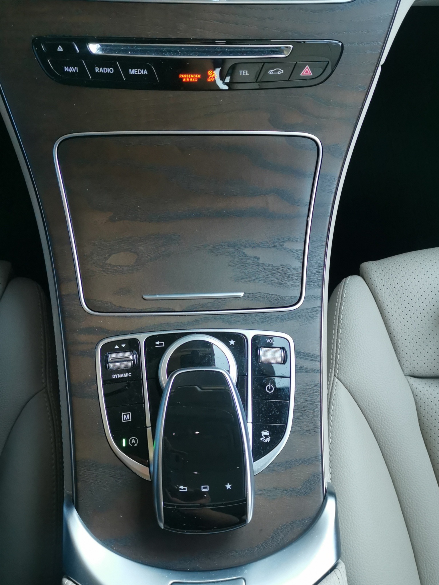 MERCEDES-BENZ GLC 250 AMG Line 4Matic 9G-Tronic-image-19