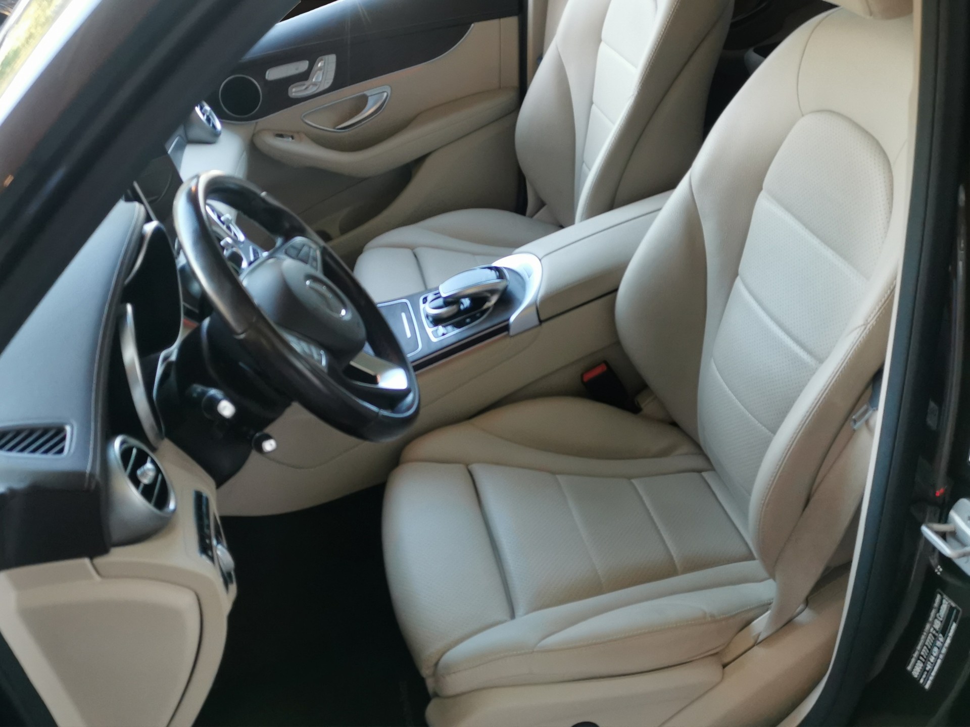 MERCEDES-BENZ GLC 250 AMG Line 4Matic 9G-Tronic-image-11