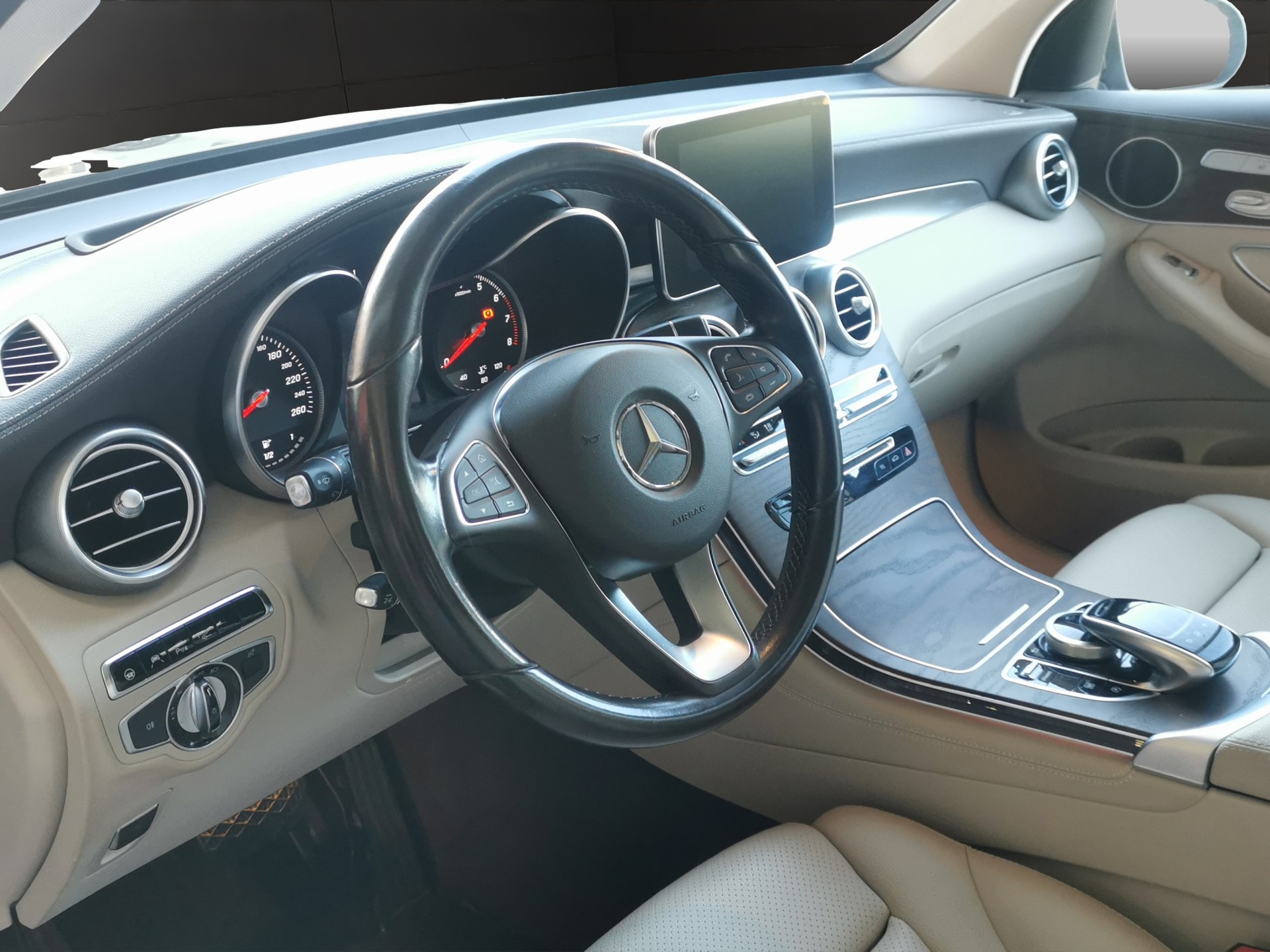 MERCEDES-BENZ GLC 250 AMG Line 4Matic 9G-Tronic-image-10