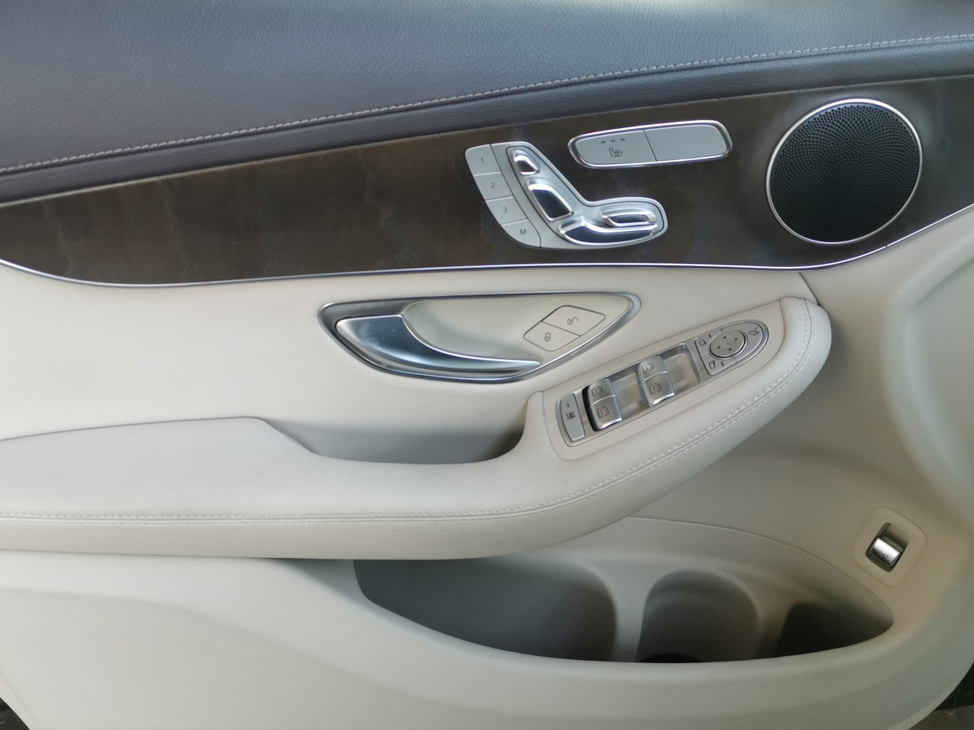 MERCEDES-BENZ GLC 250 AMG Line 4Matic 9G-Tronic-image-12