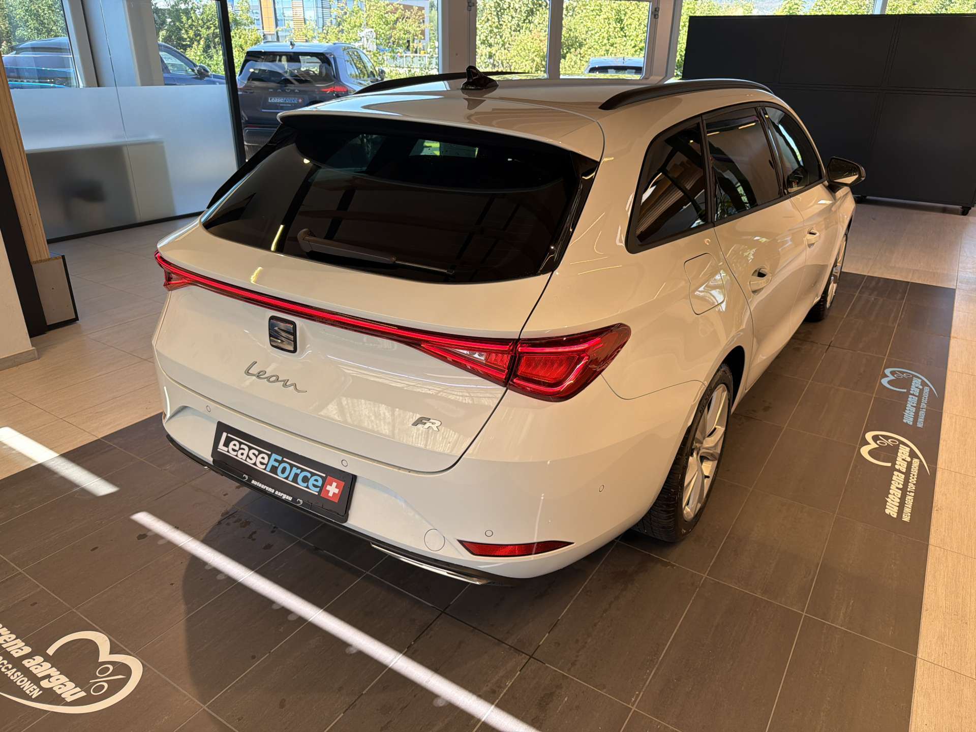 SEAT Leon ST 1.5 eTSi mHEV FR DSG-Automat-image-2