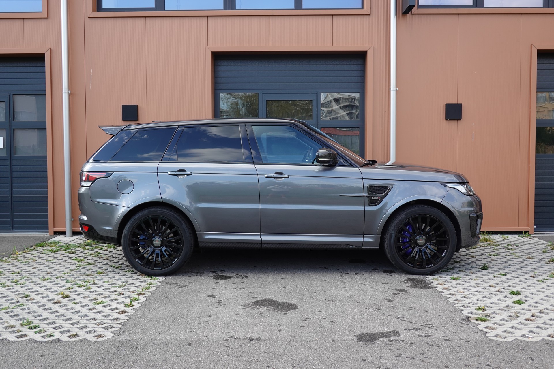 LAND ROVER Range Rover Sport 5.0 V8 SVR MANSORY "*CH Auto * Kit MANSORY - "Carbon * Toit Ouvrant * Son Meridian * Head-Up Display * Caméra"-image-3