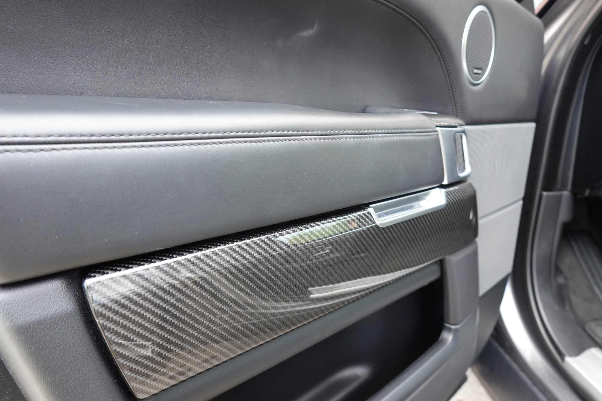 LAND ROVER Range Rover Sport 5.0 V8 SVR MANSORY "*CH Auto * Kit MANSORY - "Carbon * Toit Ouvrant * Son Meridian * Head-Up Display * Caméra"-image-25