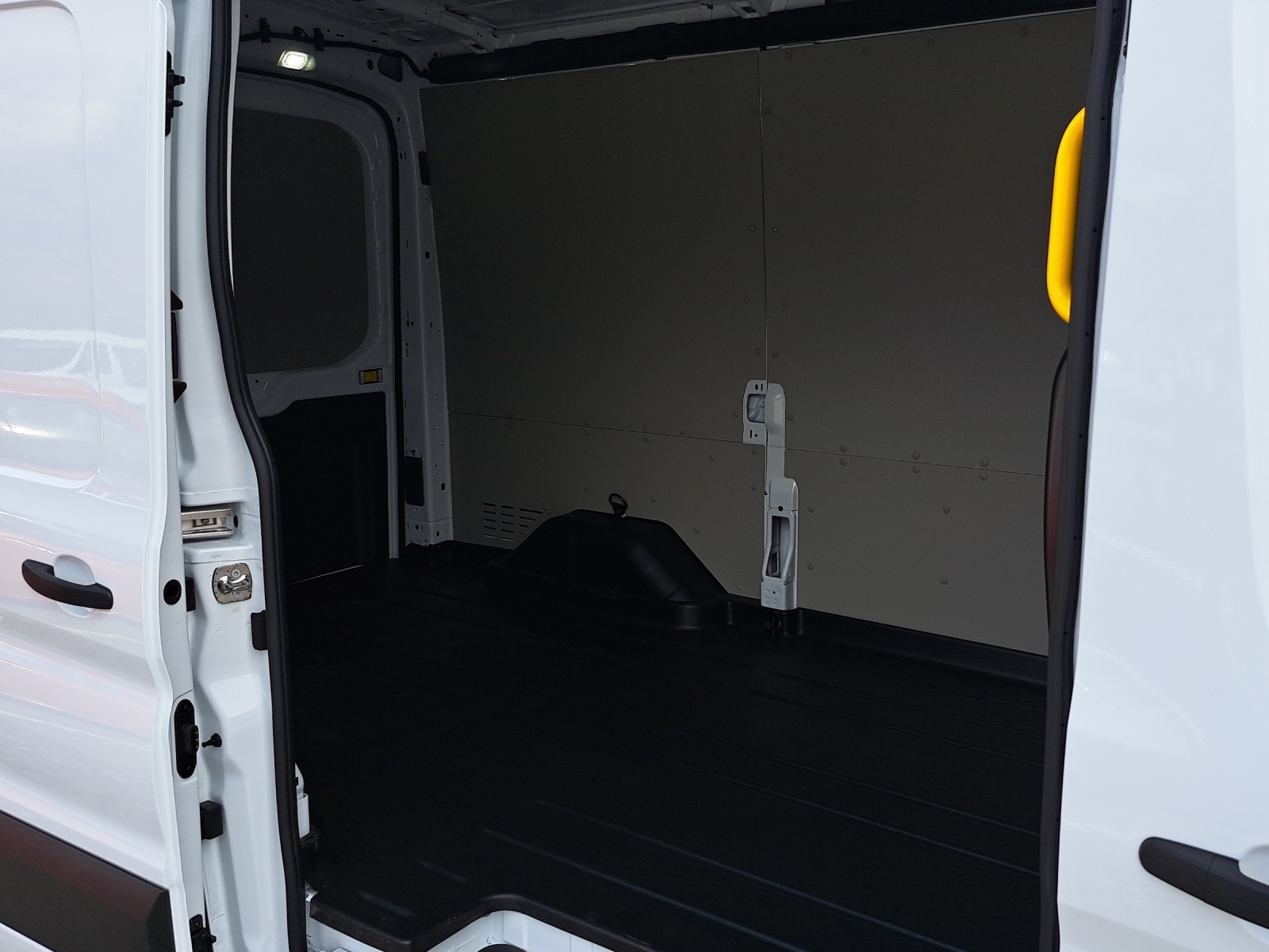 FORD Transit Van 350 L2 Trend 2.0 TDCi 130 4WD-image-6